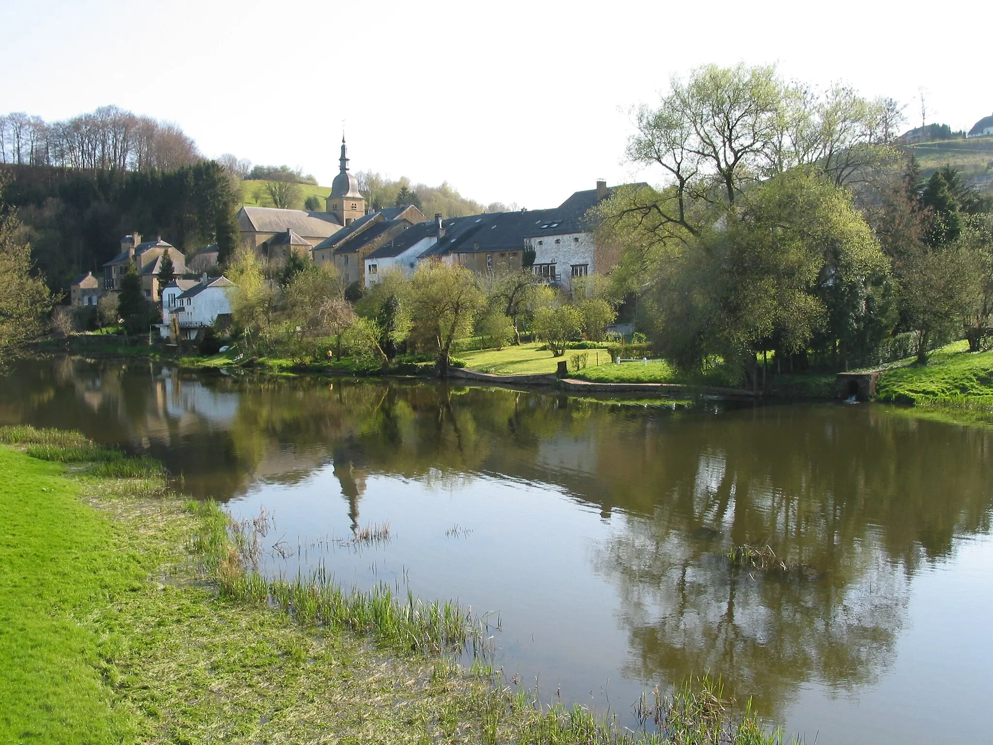 Photo showing: Chassepierre, the village and the Semois river.