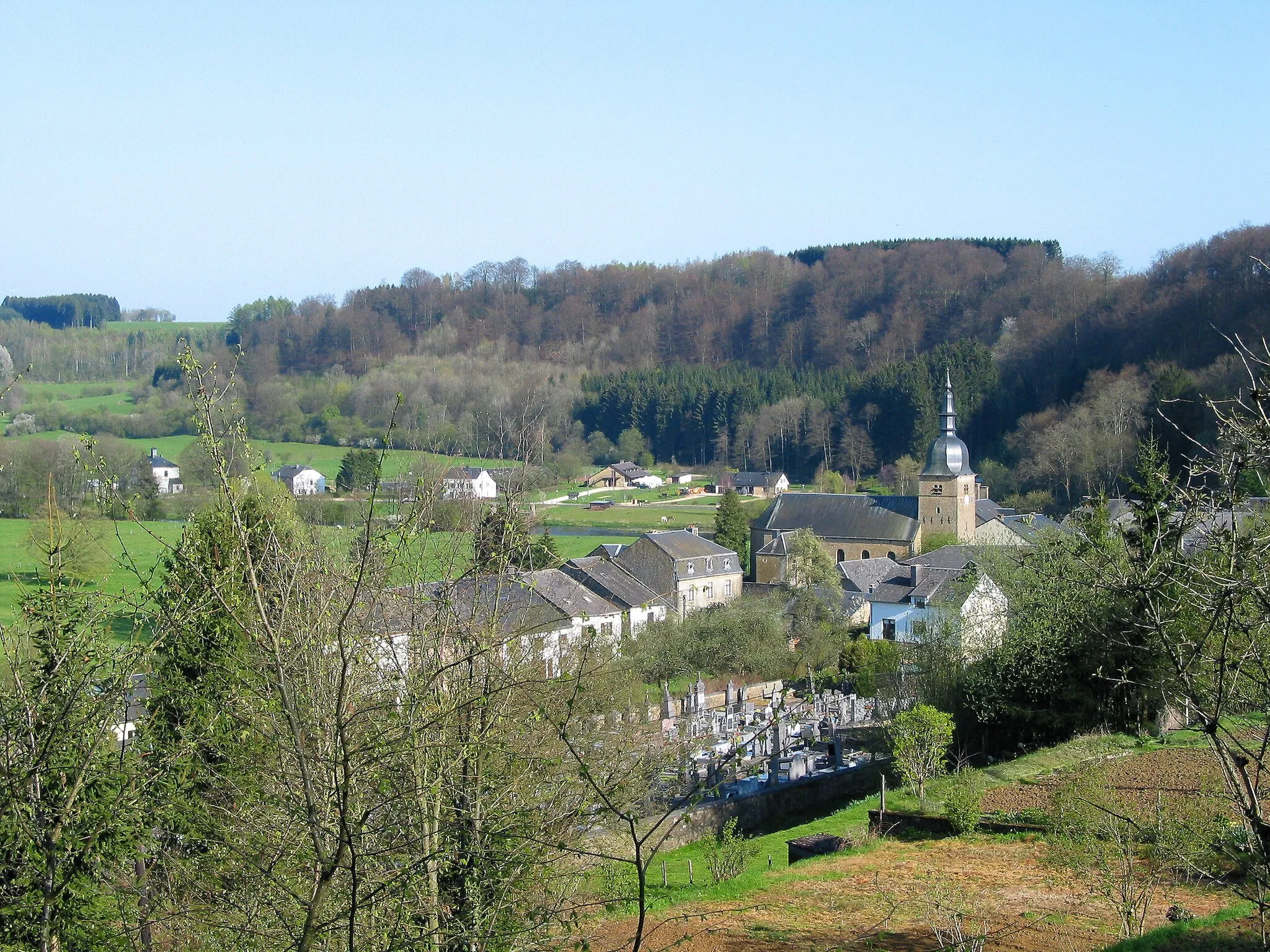 Photo showing: Chassepierre, the village in the springtime.