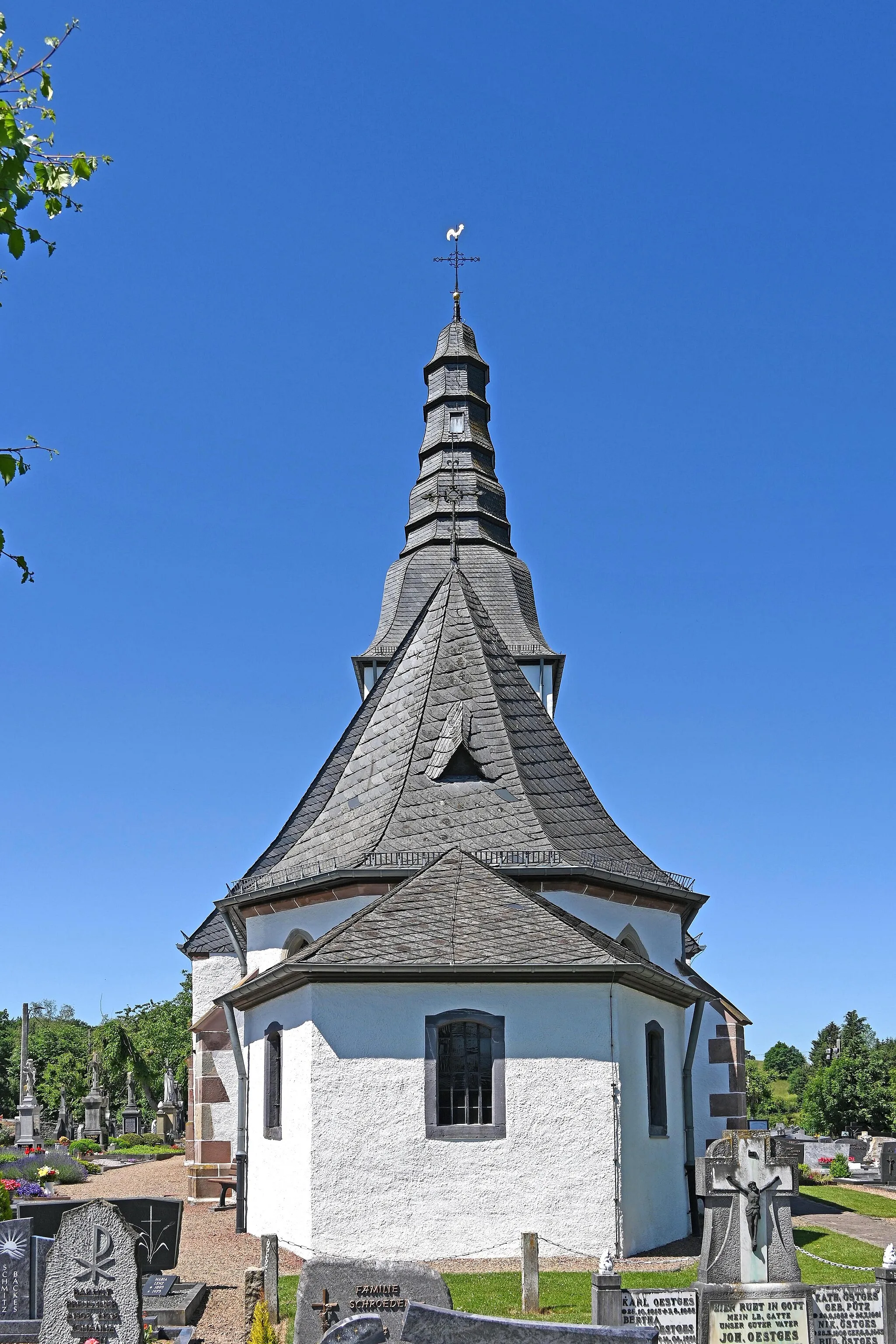 Photo showing: St. Hubertus (Weweler), Kapelle von Osten mit Sakristei, Ostchor und Westturm