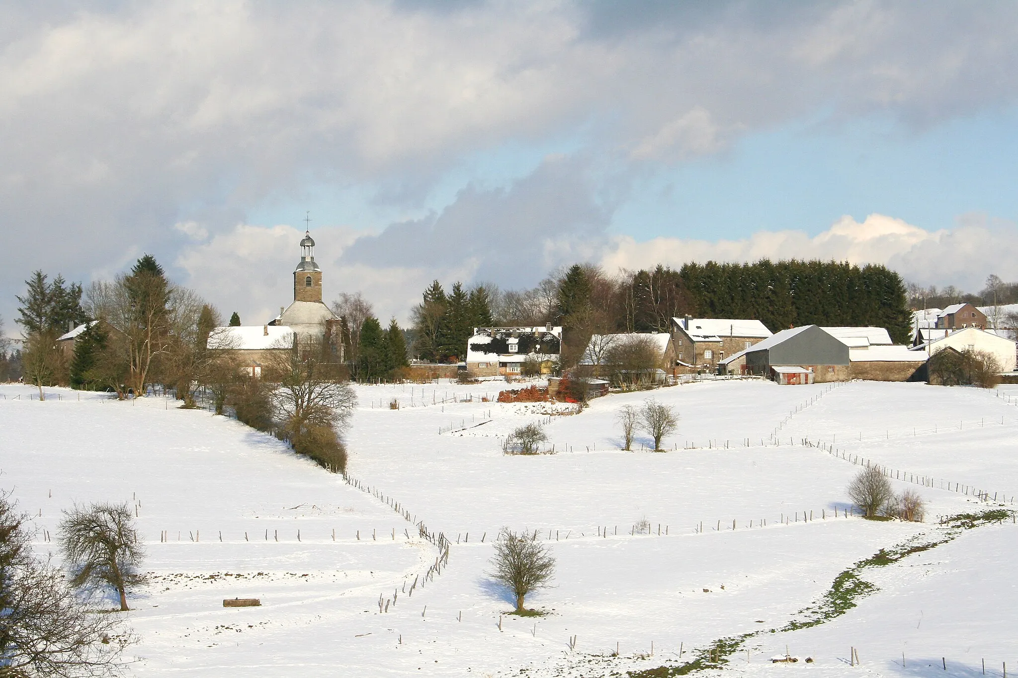 Photo showing: Odeigne (Belgium), the village viewed  from the « Sur le Ri » road.