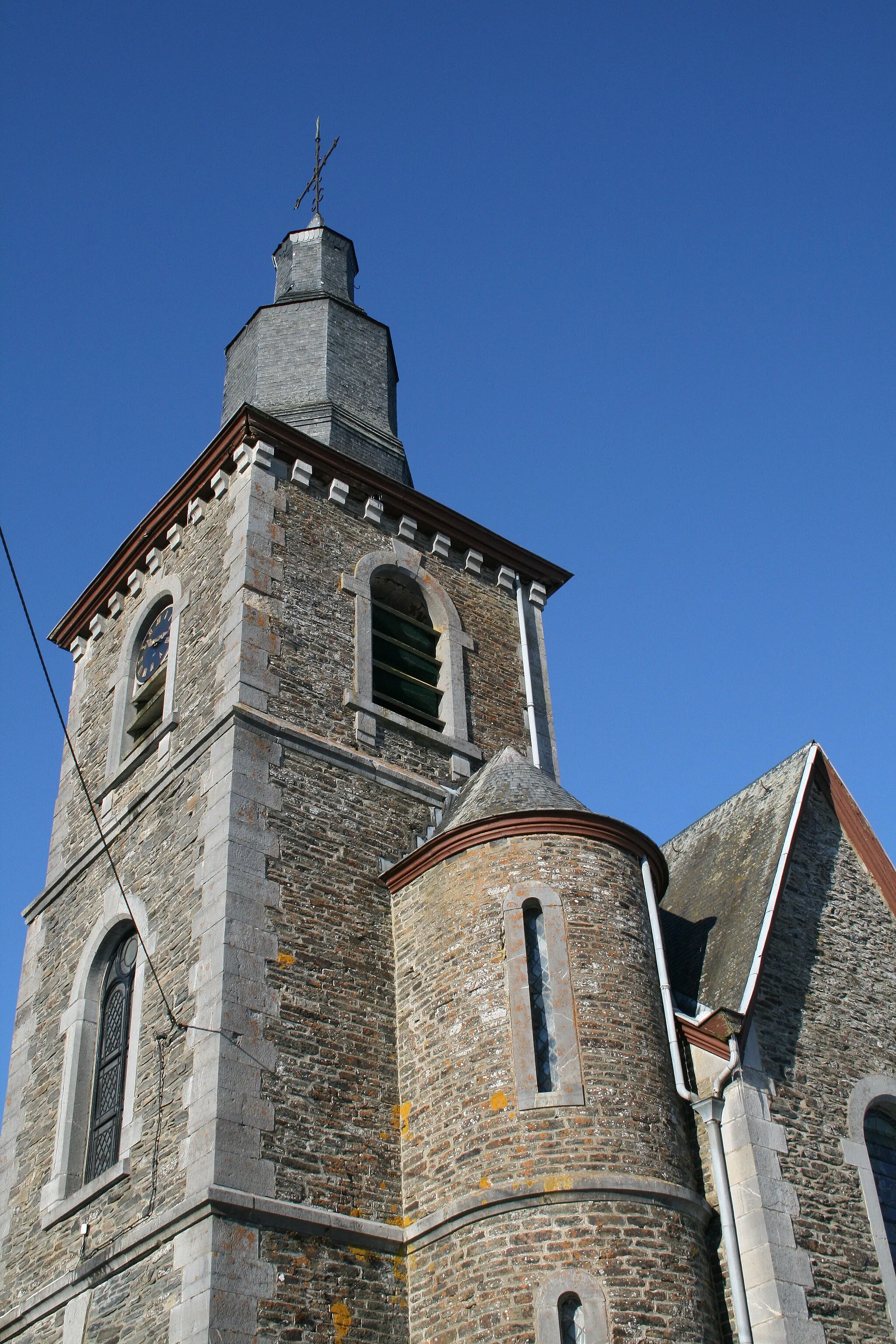 Photo showing: Erneuville (Belgium), the Saint Peter’s church (Romanesque origin, enlarged in the middle of the XIXth century).