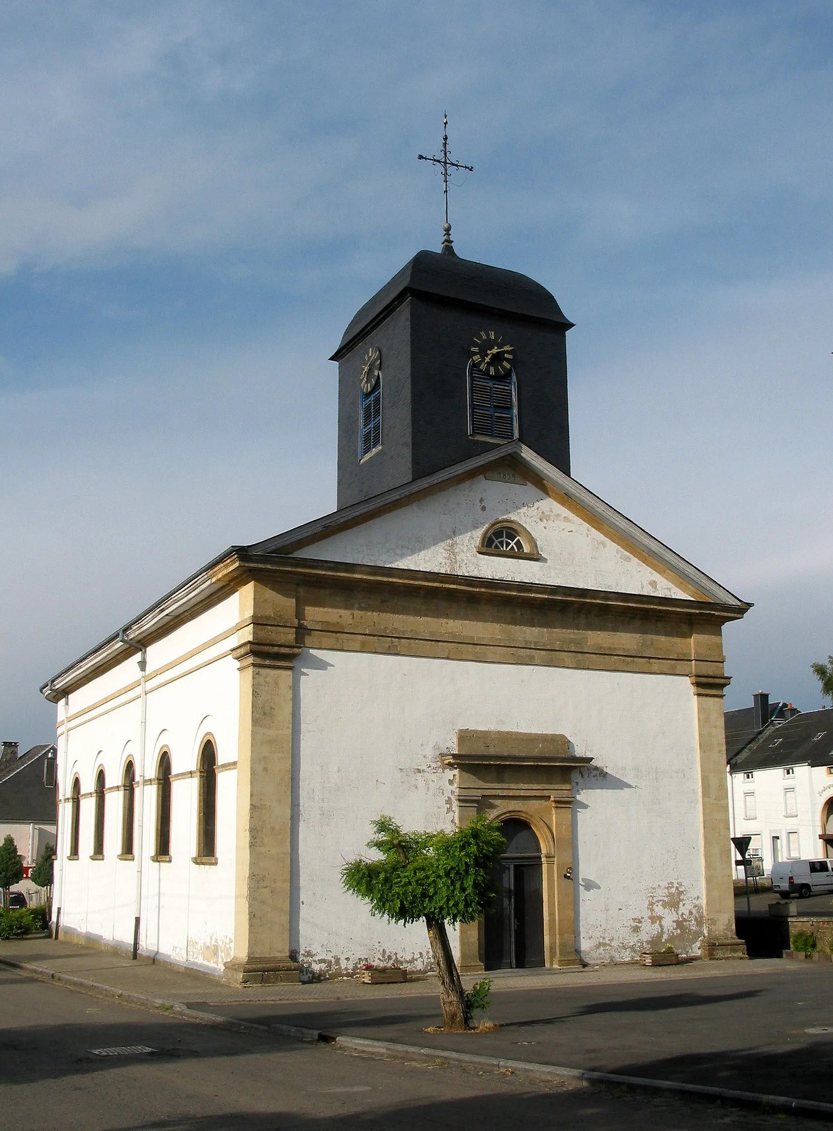 Photo showing: Chiny, Belgium: St. Walpurga's church (1828–1829).