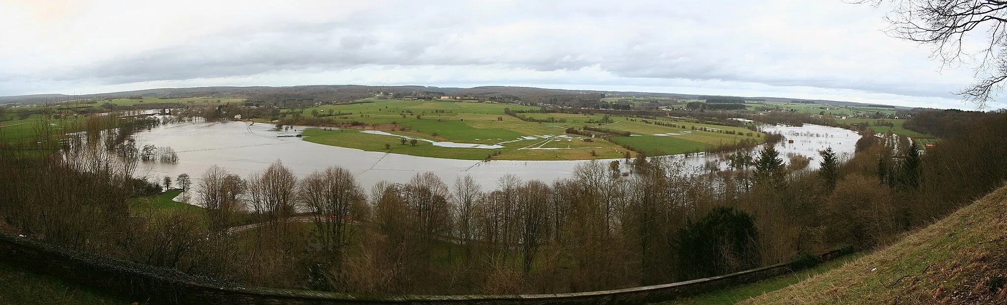 Photo showing: Le méandre gaumais de la Semois au pied de la cuesta de Florenville lors de l'inondation du 19 janvier 2007.