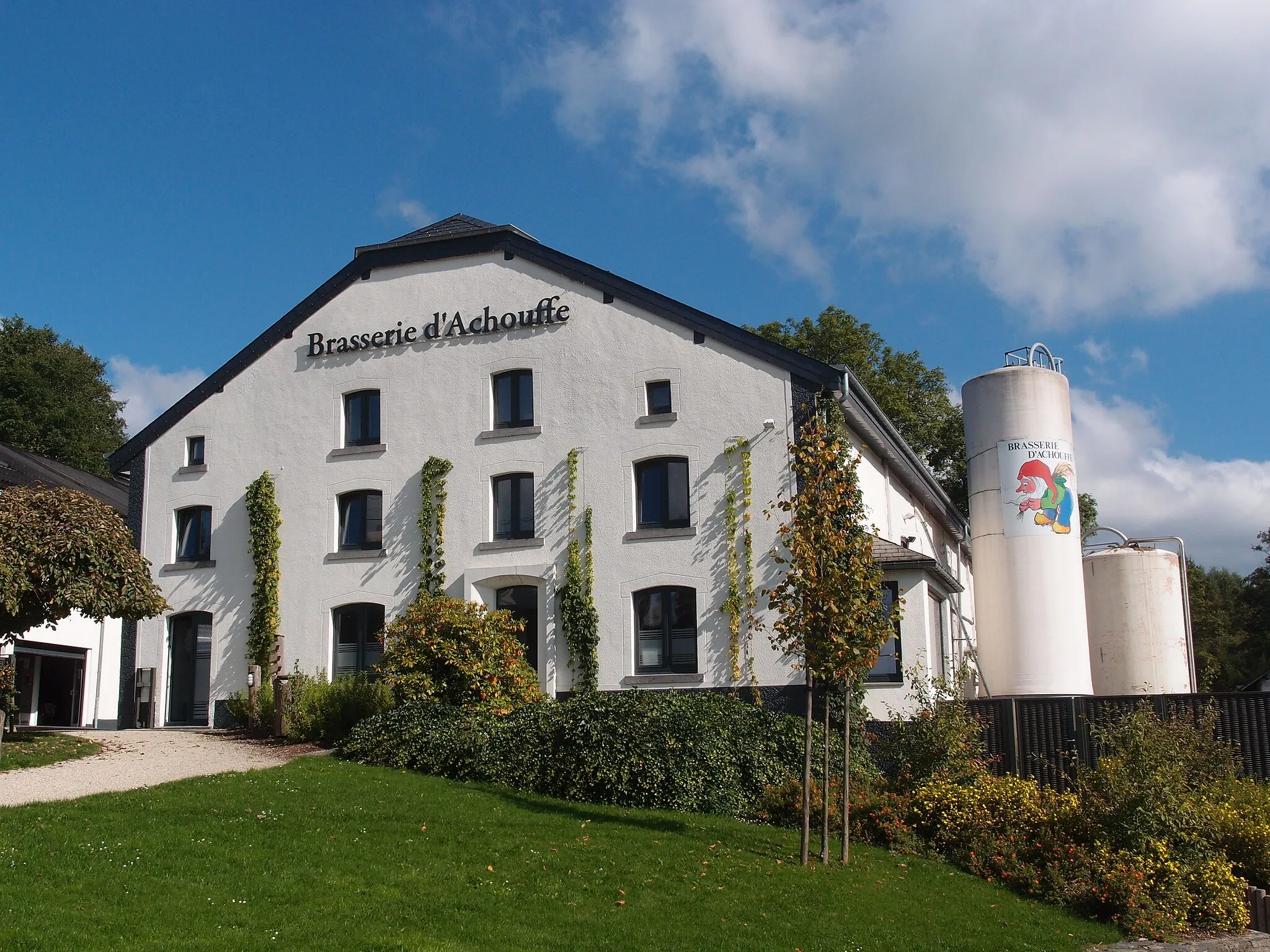 Photo showing: Teilansicht der belgischen Brauerei "Brasserie d'Achouffe" in Houffalize
Datum: 03.09.2014
Urheber: M. Pfeiffer alias Gordito1869

Quelle: privates Fotoarchiv des Urhebers