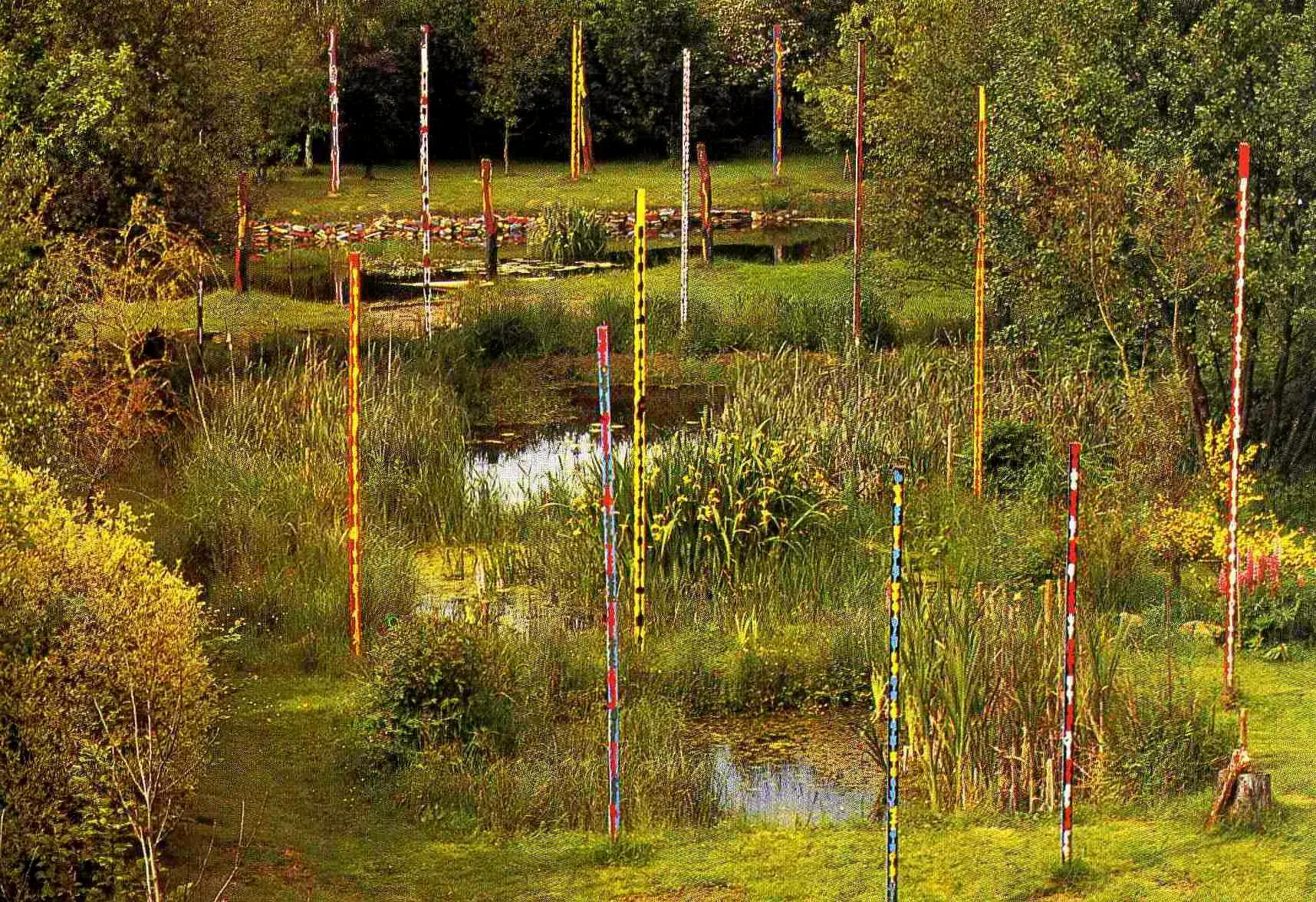 Photo showing: Ce sont des chevrons en sapin, peints à l'huile et glissés dans des cylindres en Pvc. Les 4 faces sont peintes et on peut les faire pivoter créant des combinaisons de couleurs, à l'infini. Le tout dans mon jardin de Moircy