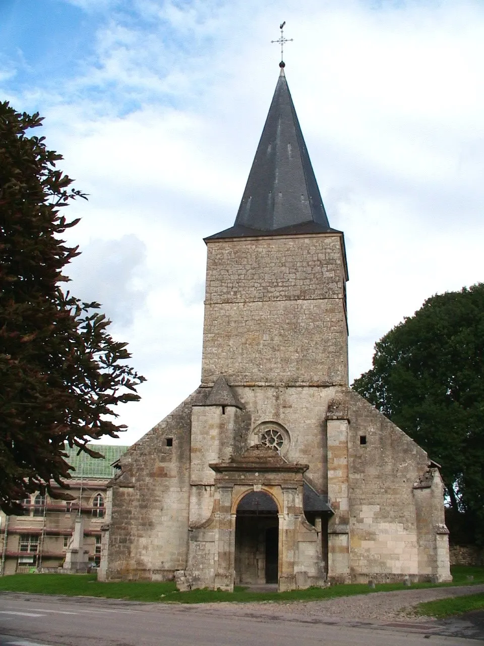 Photo showing: Eglise de Damvillers (Meuse)
Photo prise en automne 2005 par F5ZV

Licensing
Catégorie:Image de commune de la Meuse