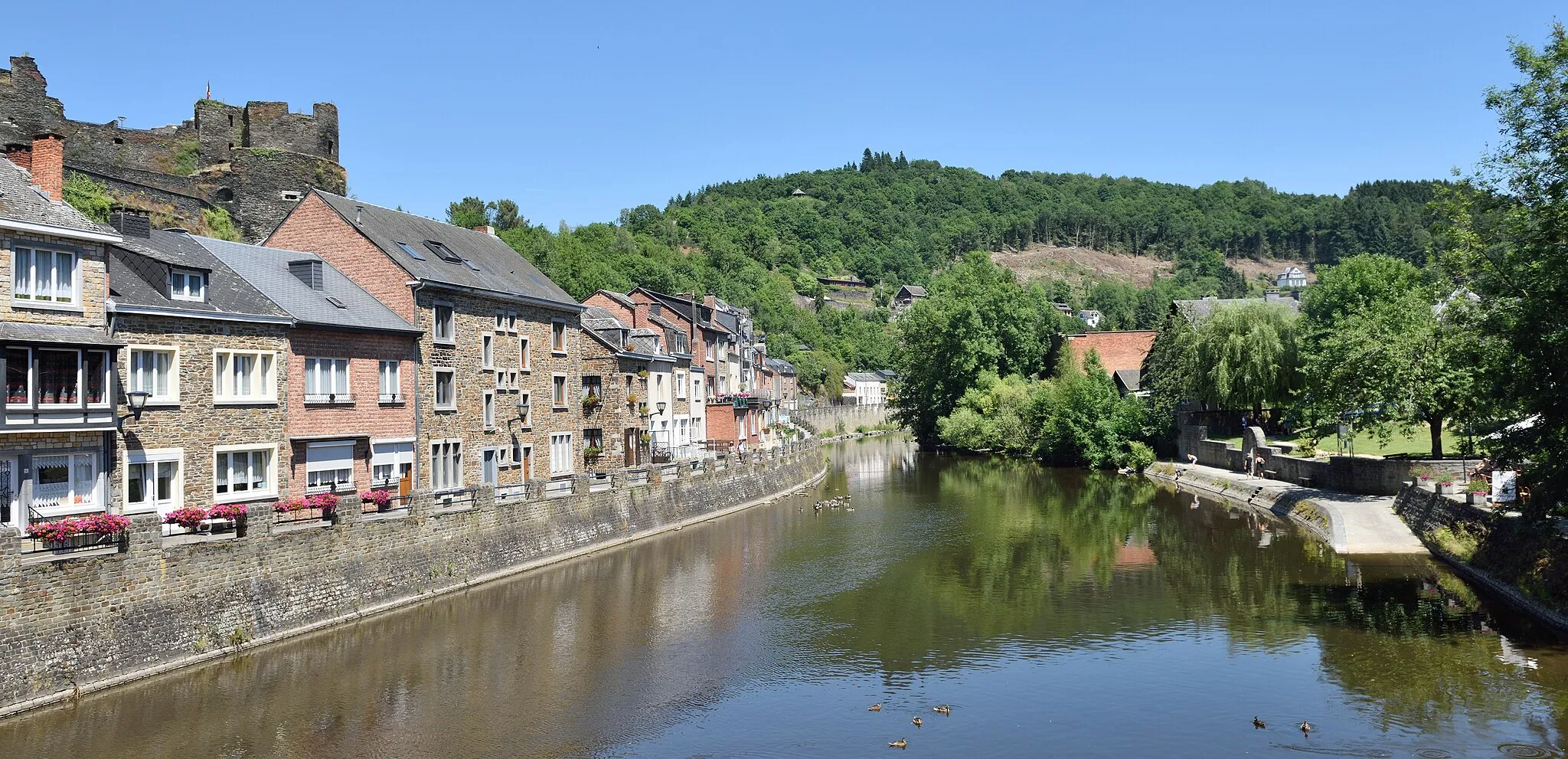 Photo showing: The river Ourthe in La Roche-en-Ardenne, upstream view.