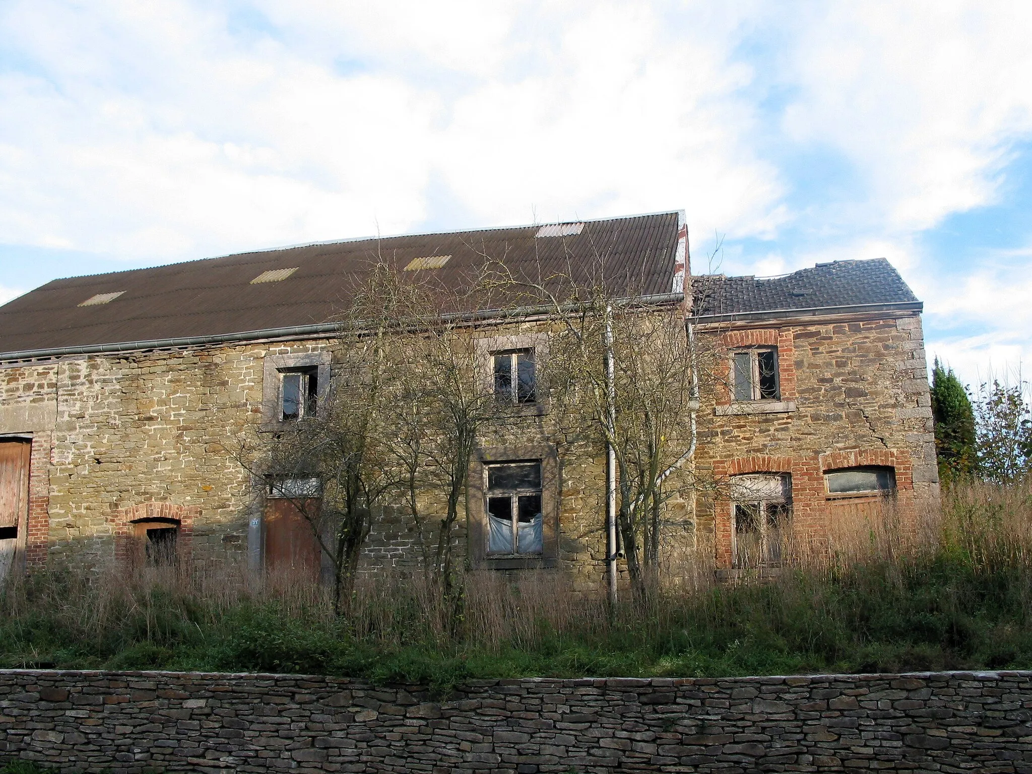 Photo showing: Lesterny (Belgium), house in ruin located rue du Point d'Arrêt (XIXth century).