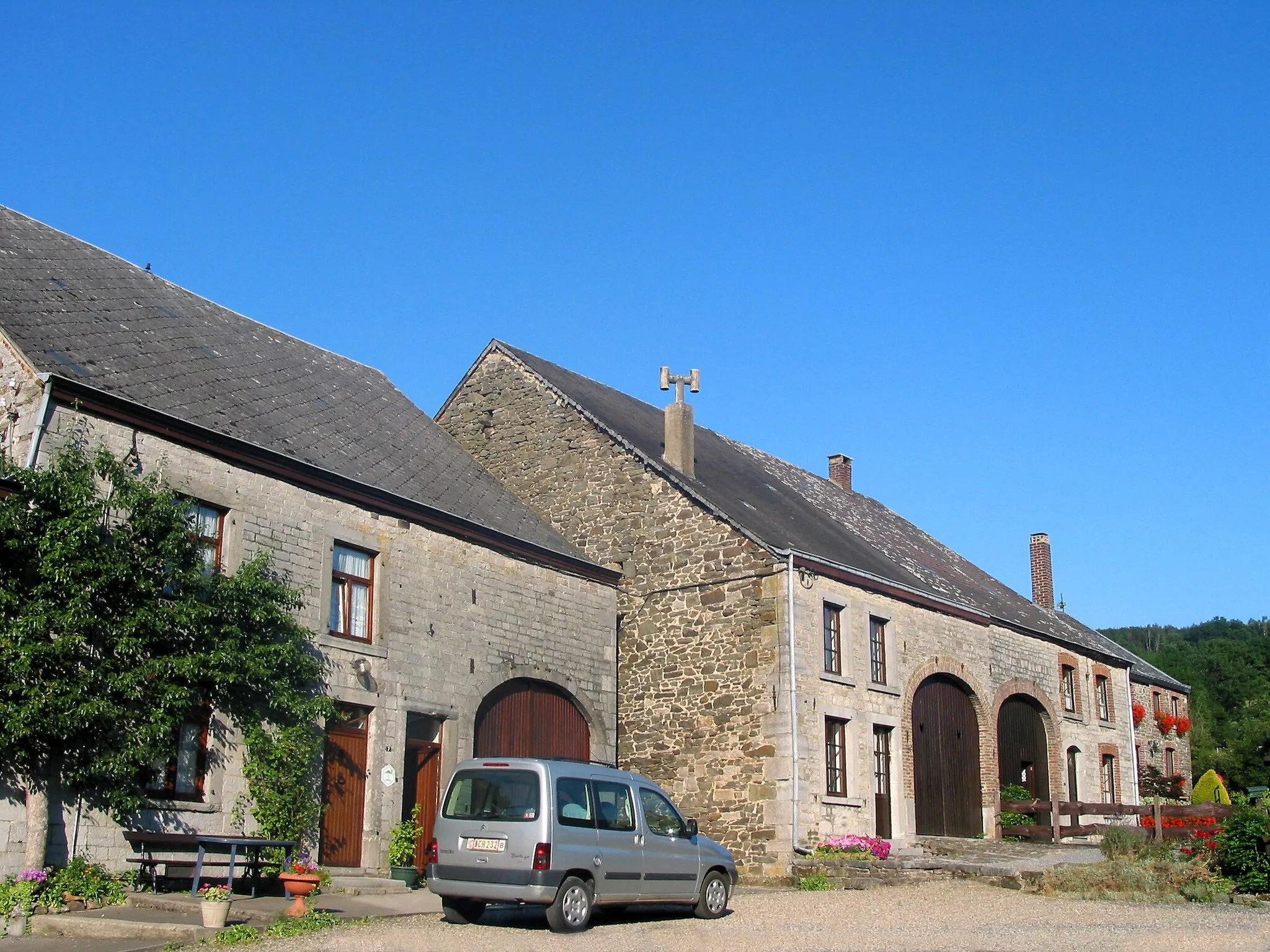 Photo showing: Ambly (Belgium), old farms with their roof covered with slades of grey schist and their façade builded of grey calcareous carry stones (XIXth century).