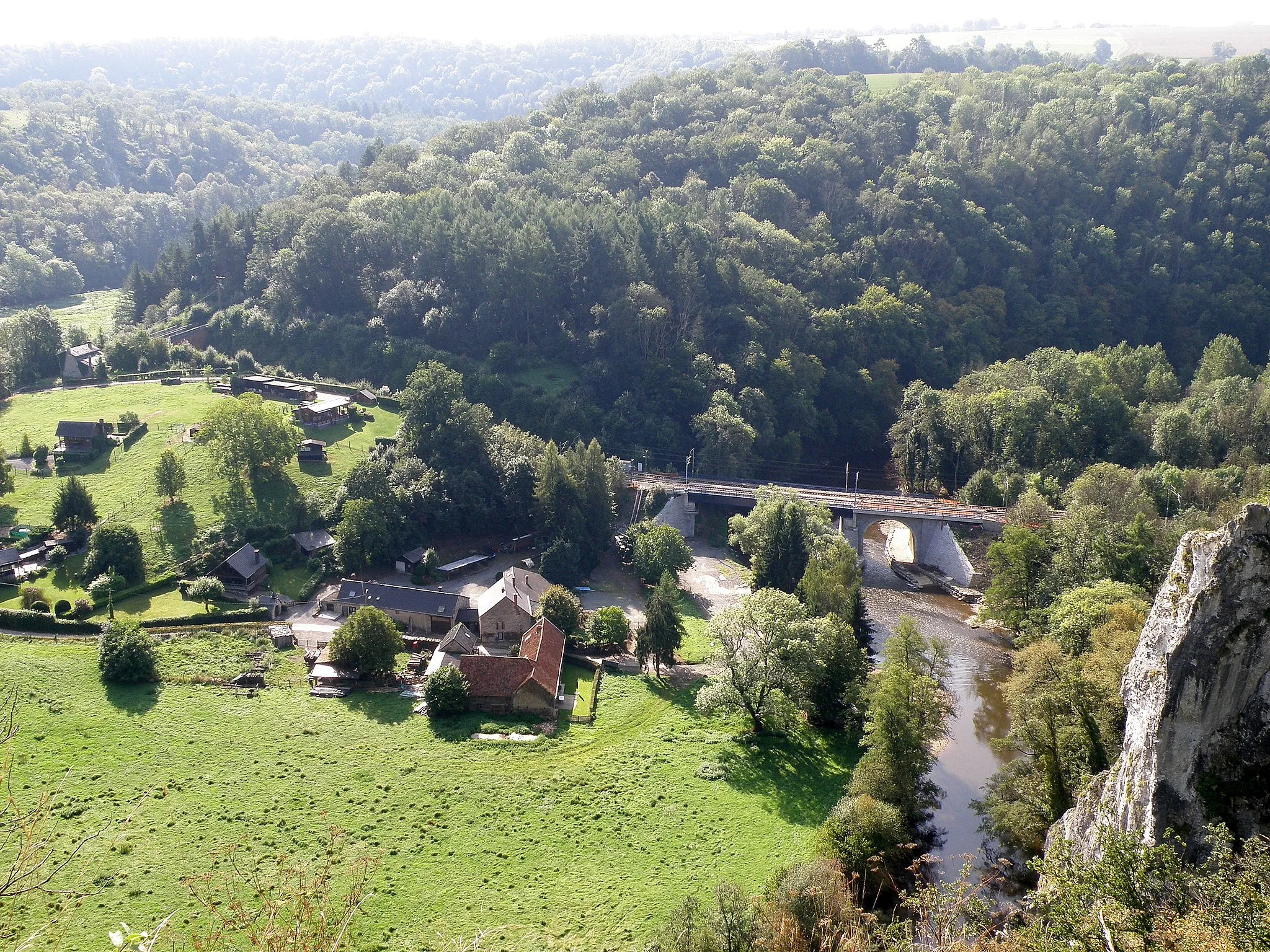 Photo showing: Hulsonniaux (commune de Houyet, prov. de Namur, Belgique). Hameau de Chaleux, vu depuis la rive opposée de la Lesse.