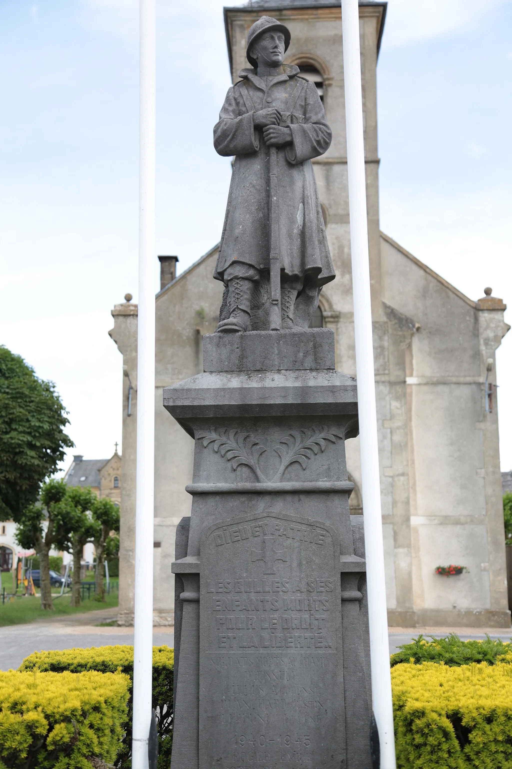 Photo showing: War memorial in Les Bulles