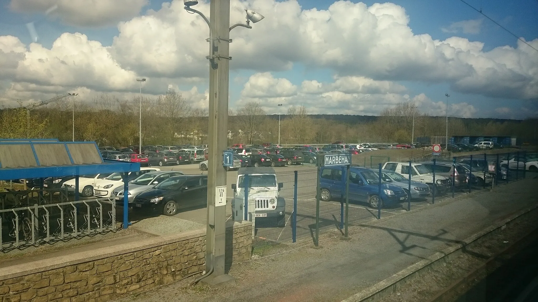 Photo showing: Marbehan train station platform and parking