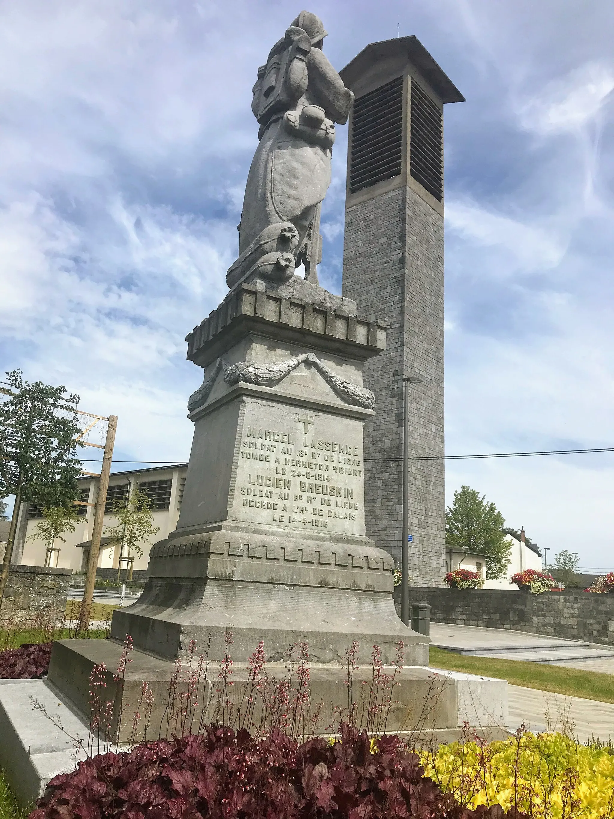 Photo showing: Le campanile vu depuis le monument aux morts de Marloie