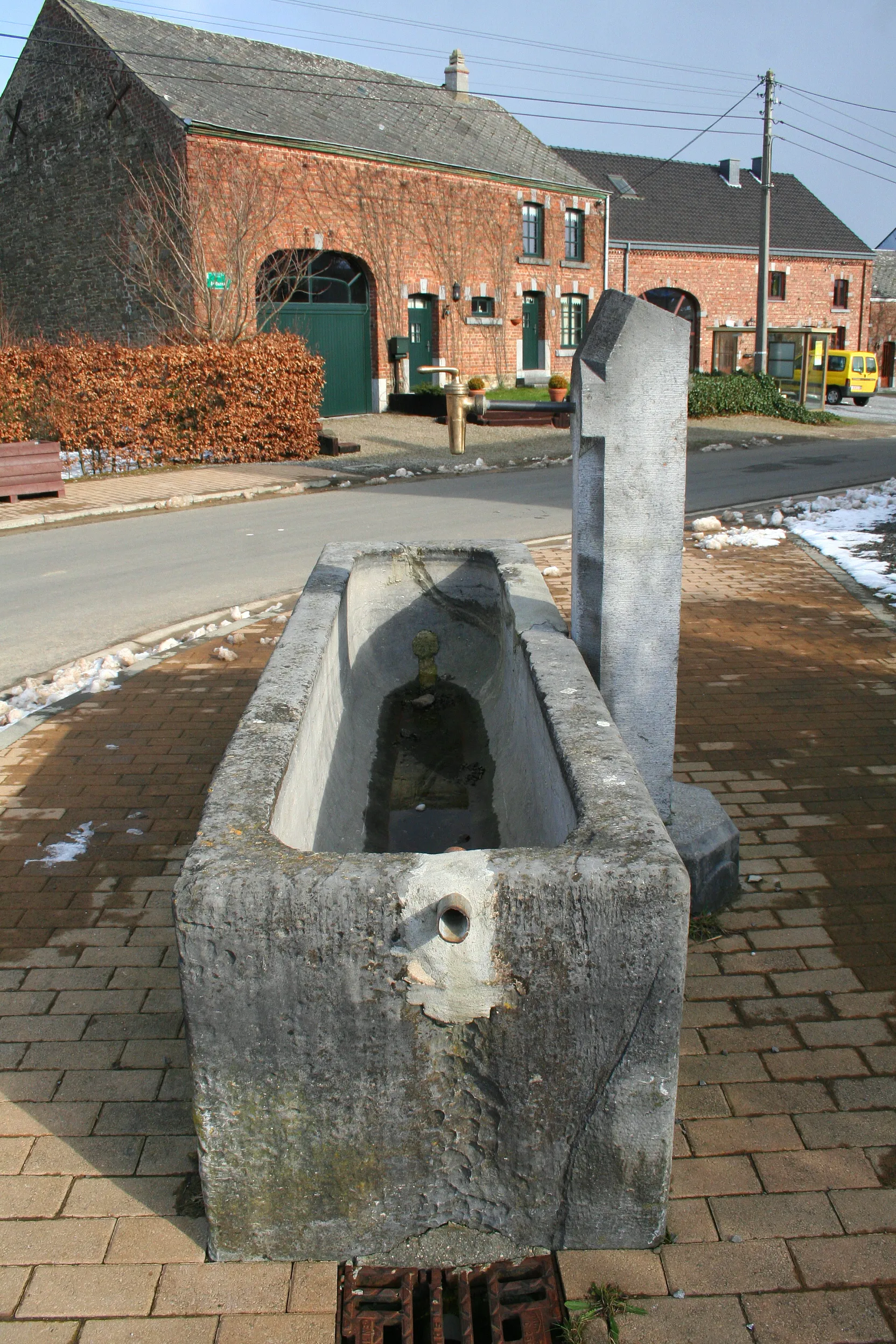 Photo showing: Lignières (Belgium), the fountain and the horse trough.