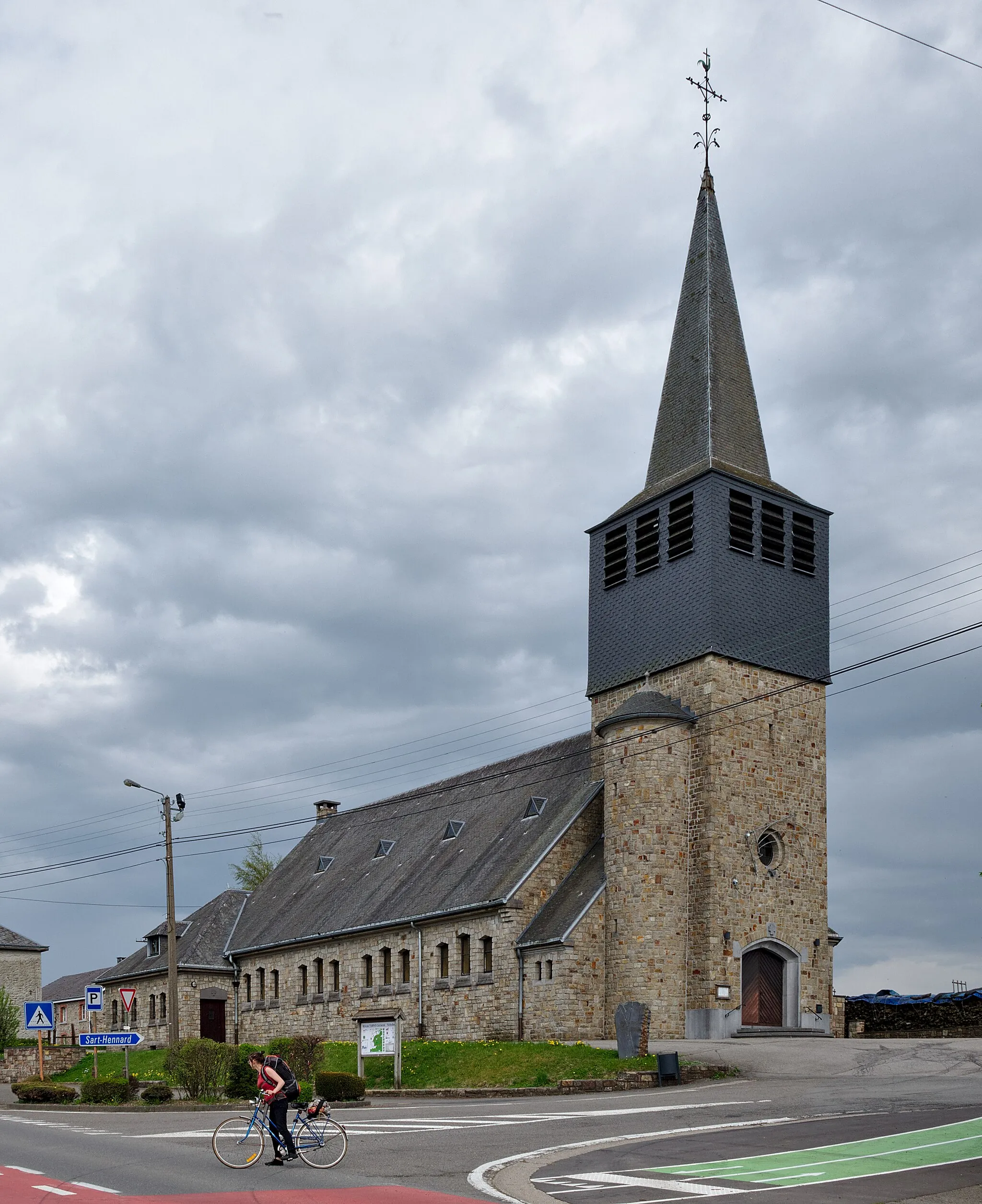 Photo showing: Église Saint-Antoine de Petit-Thier and a backpacking cyclist: Vielsalm, BE