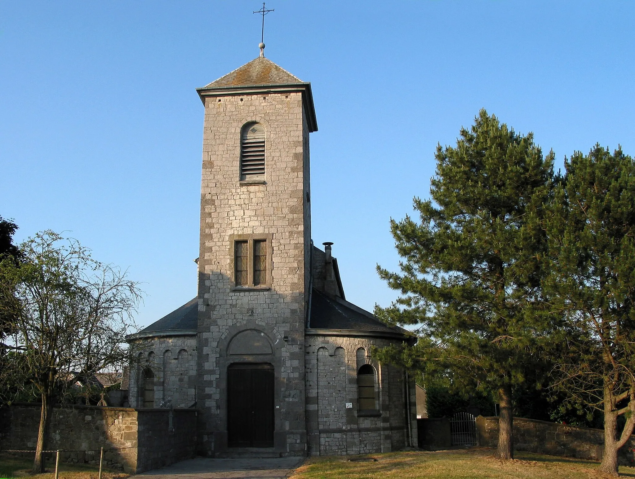 Photo showing: Bois-et-Borsu (Belgium), the St. Lambertus church (XIIth century).