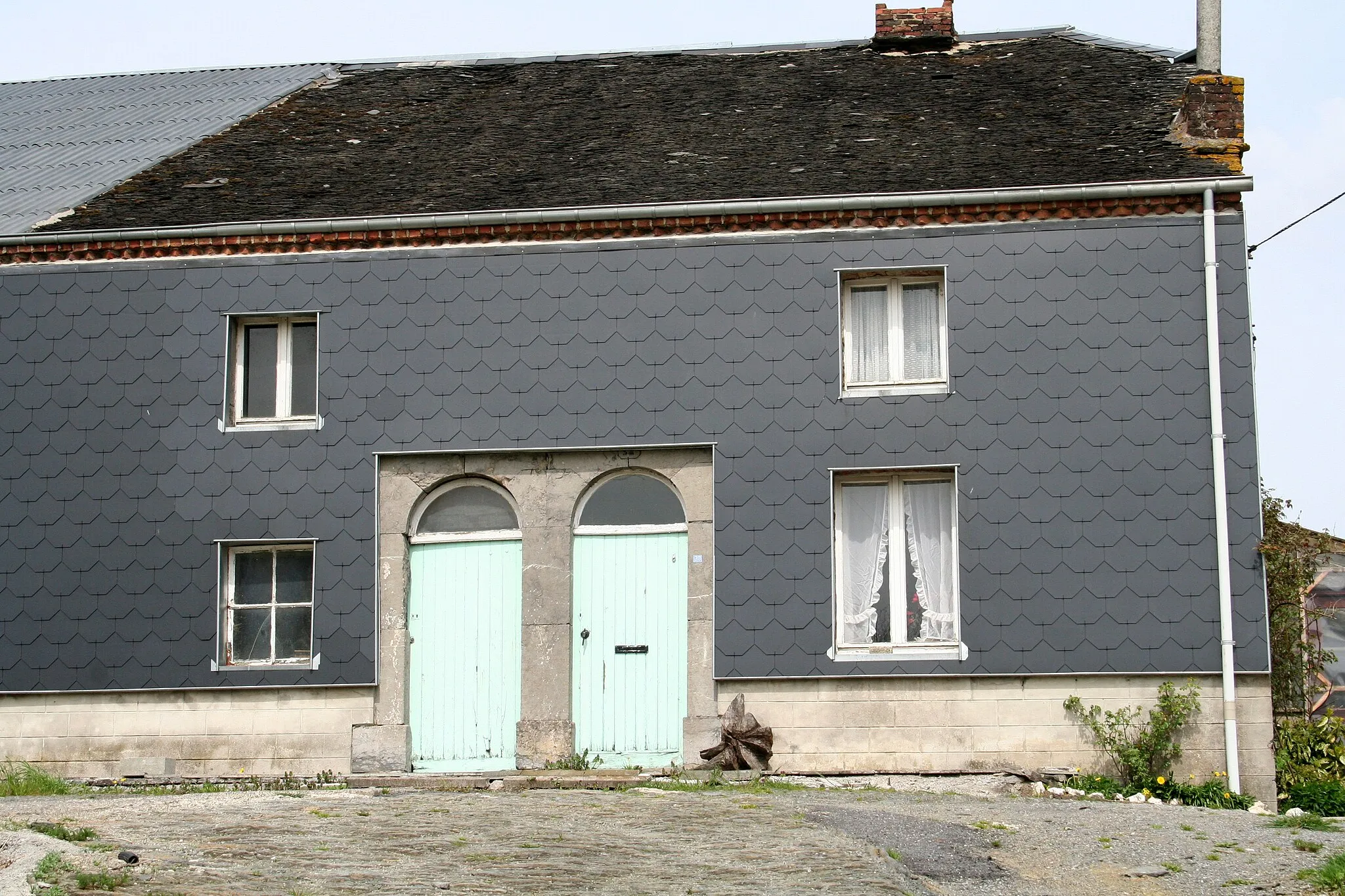 Photo showing: Petit-Fays (Belgium), regional house covered with slates.