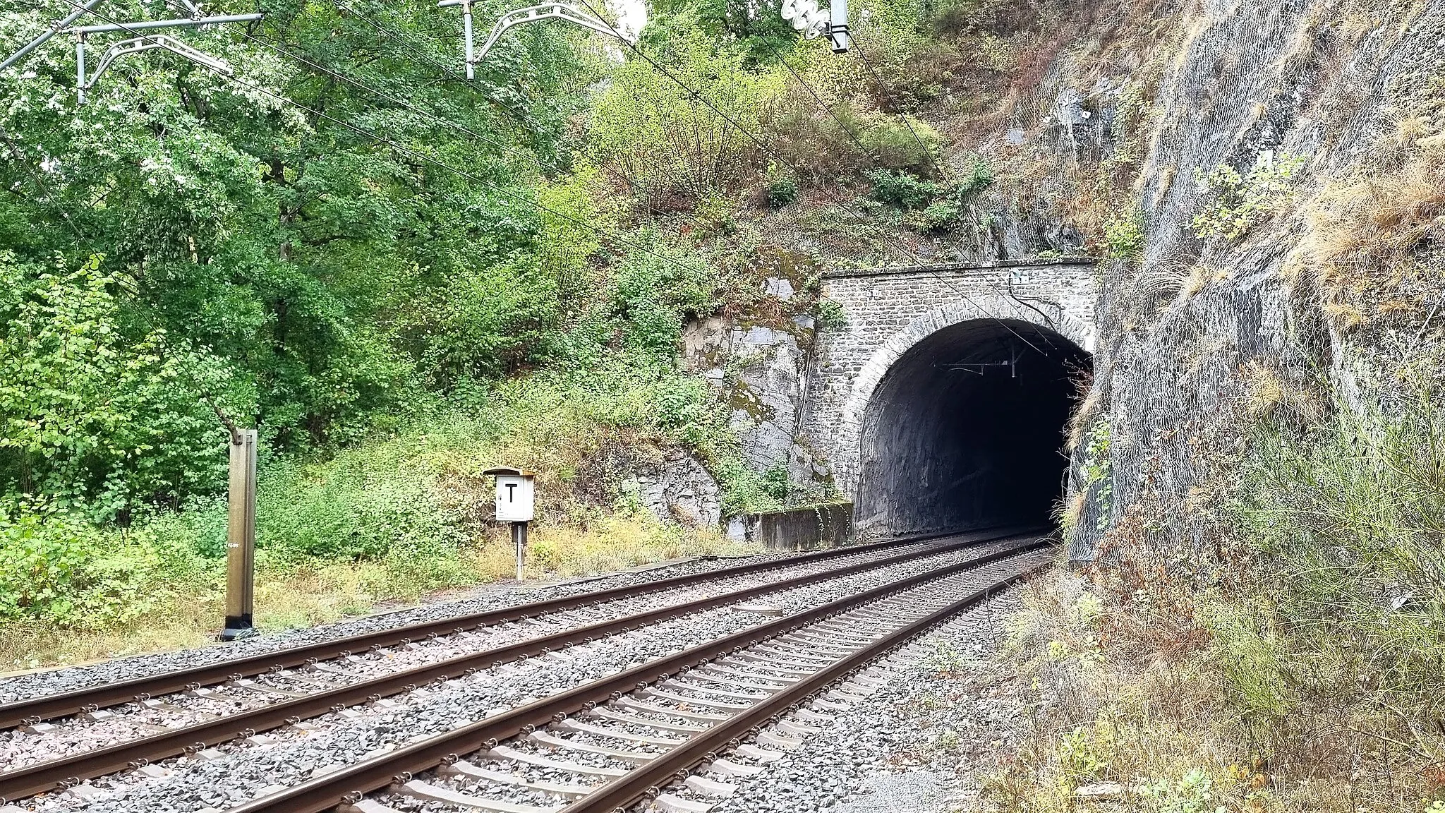 Photo showing: Kautenbach, « Tunnel Kierchbierg » (Tunnel Kirchberg), commune de Kiischpelt. La voie ferrée à l'entrée du tunnel (portail Sud).