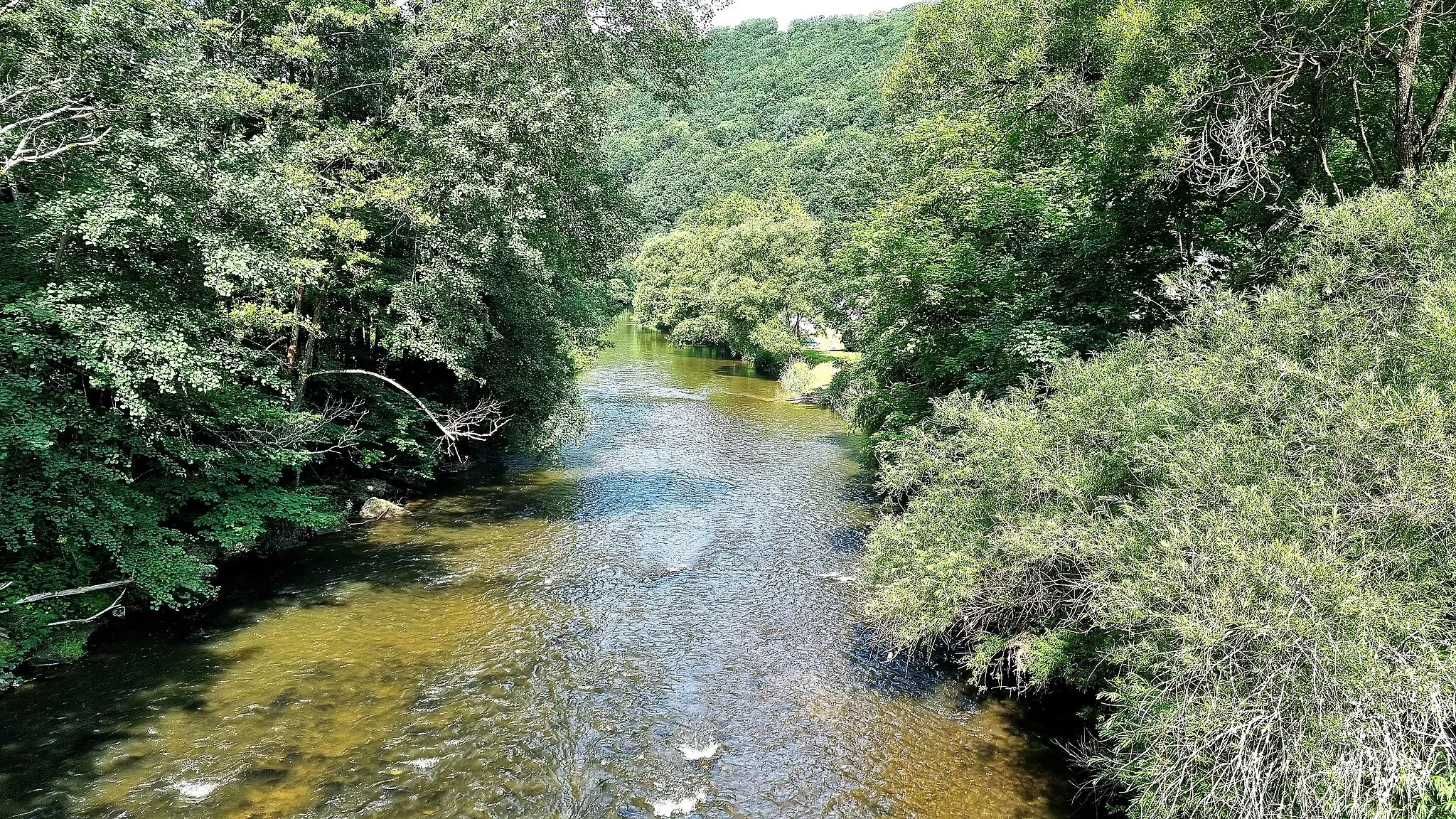 Photo showing: Commune de Clervaux, lieu-dit « Tëntesmillen ». La rivière Our vue en direction Ouest depuis le pont frontalier germano-luxembourgeois.