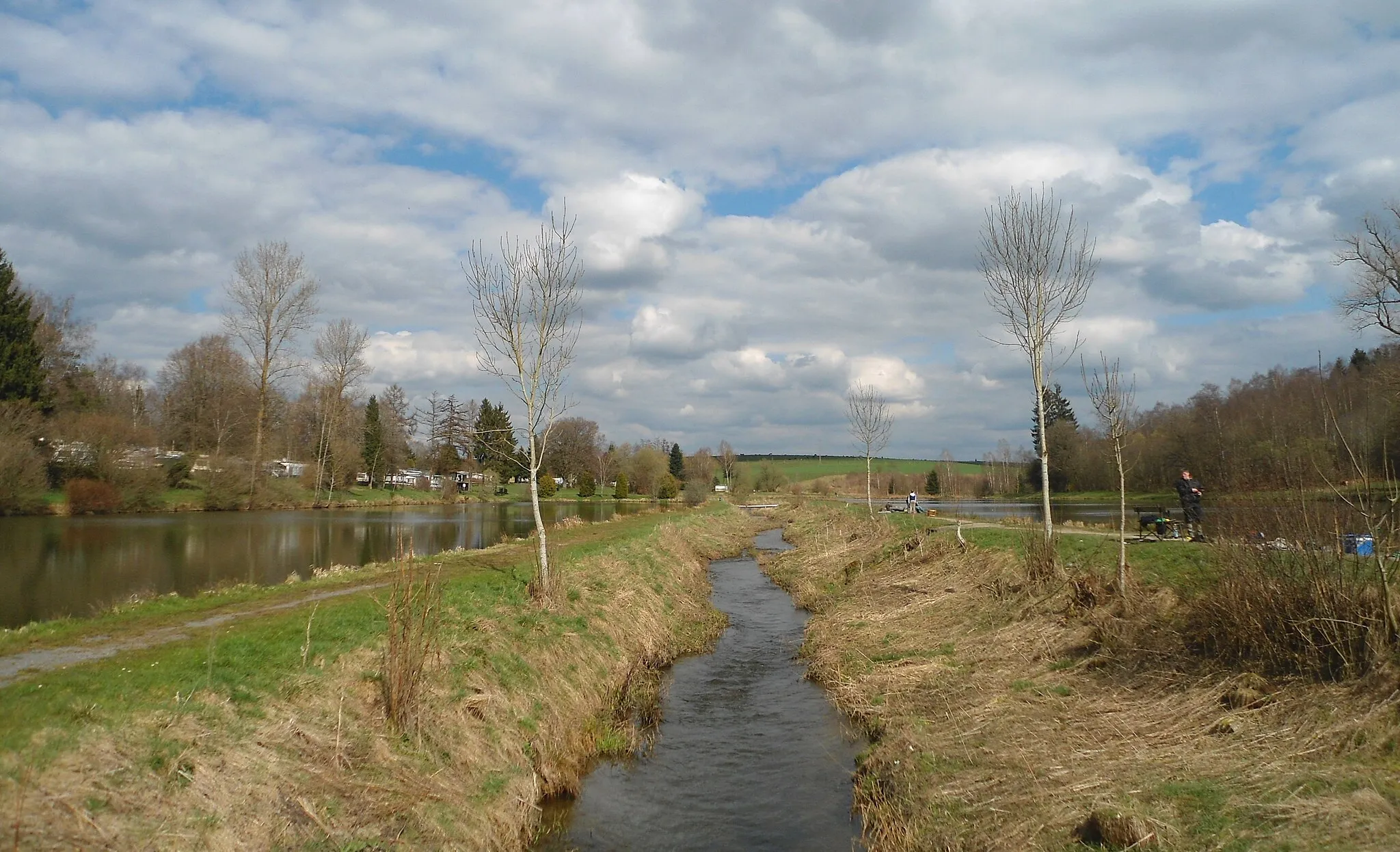 Photo showing: L'Ourthe orientale et les étangs de Cherapont