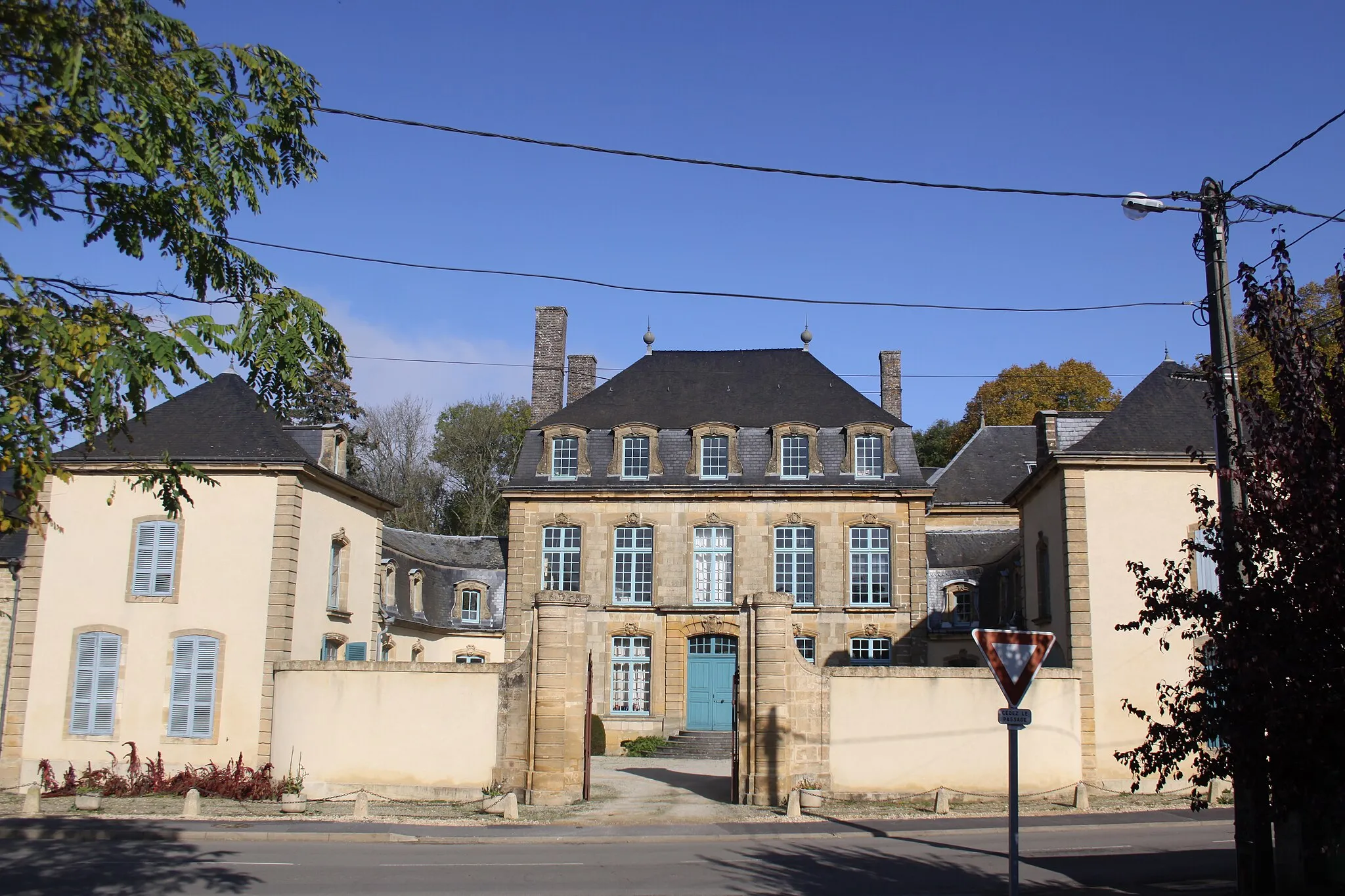 Photo showing: This building is inscrit au titre des monuments historiques de la France. It is indexed in the base Mérimée, a database of architectural heritage maintained by the French Ministry of Culture, under the reference PA00078484 .