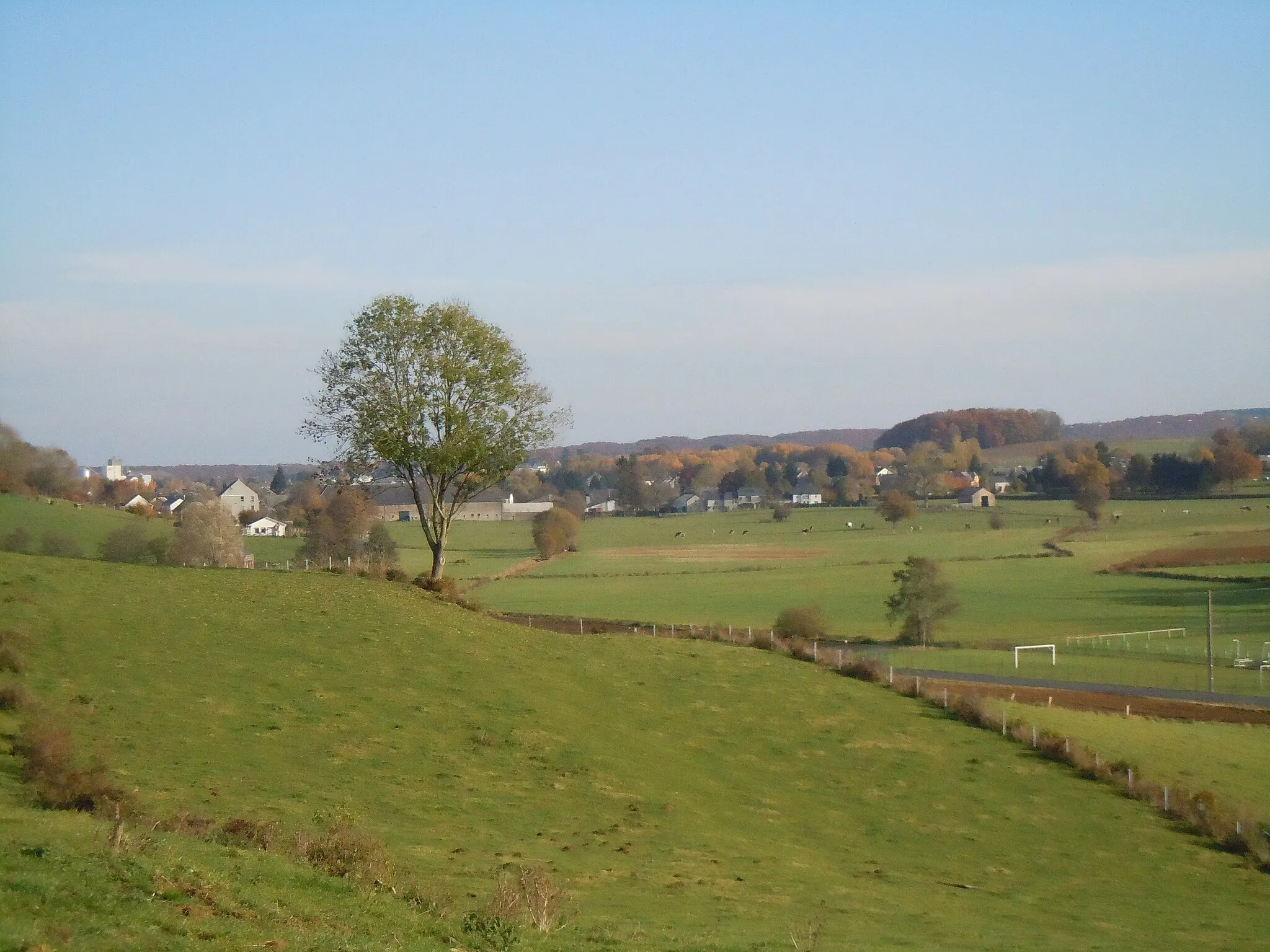 Photo showing: Le village belge de Sterpenich vu de l'ouest