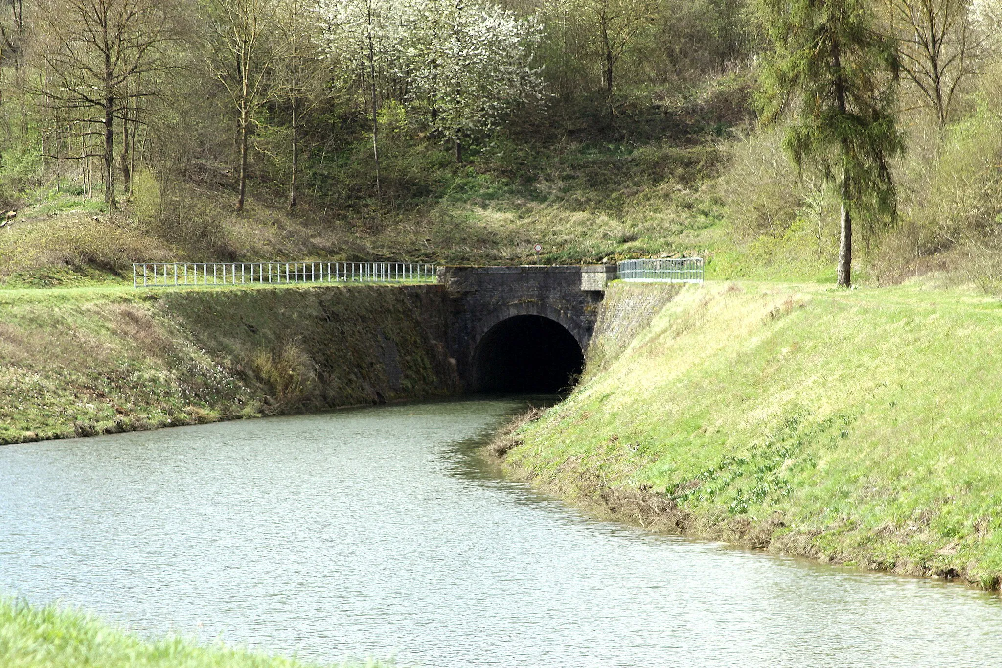 Photo showing: Den Tunnel um Meusekanal zu Ham-sur-Meuse.