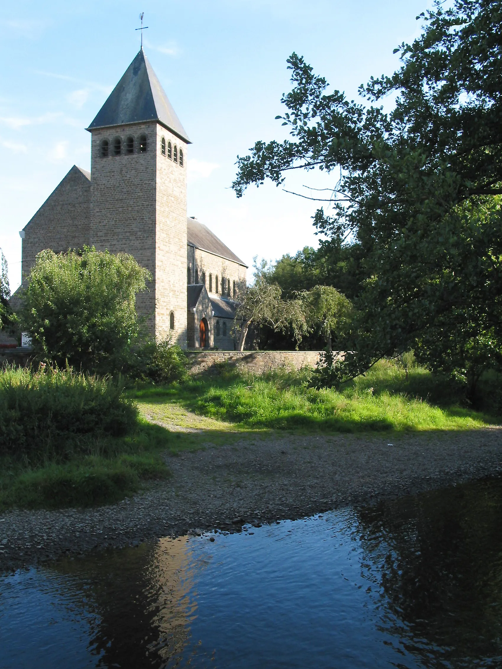 Photo showing: Forrières, the L'Homme river alongside the St. Martin Church.