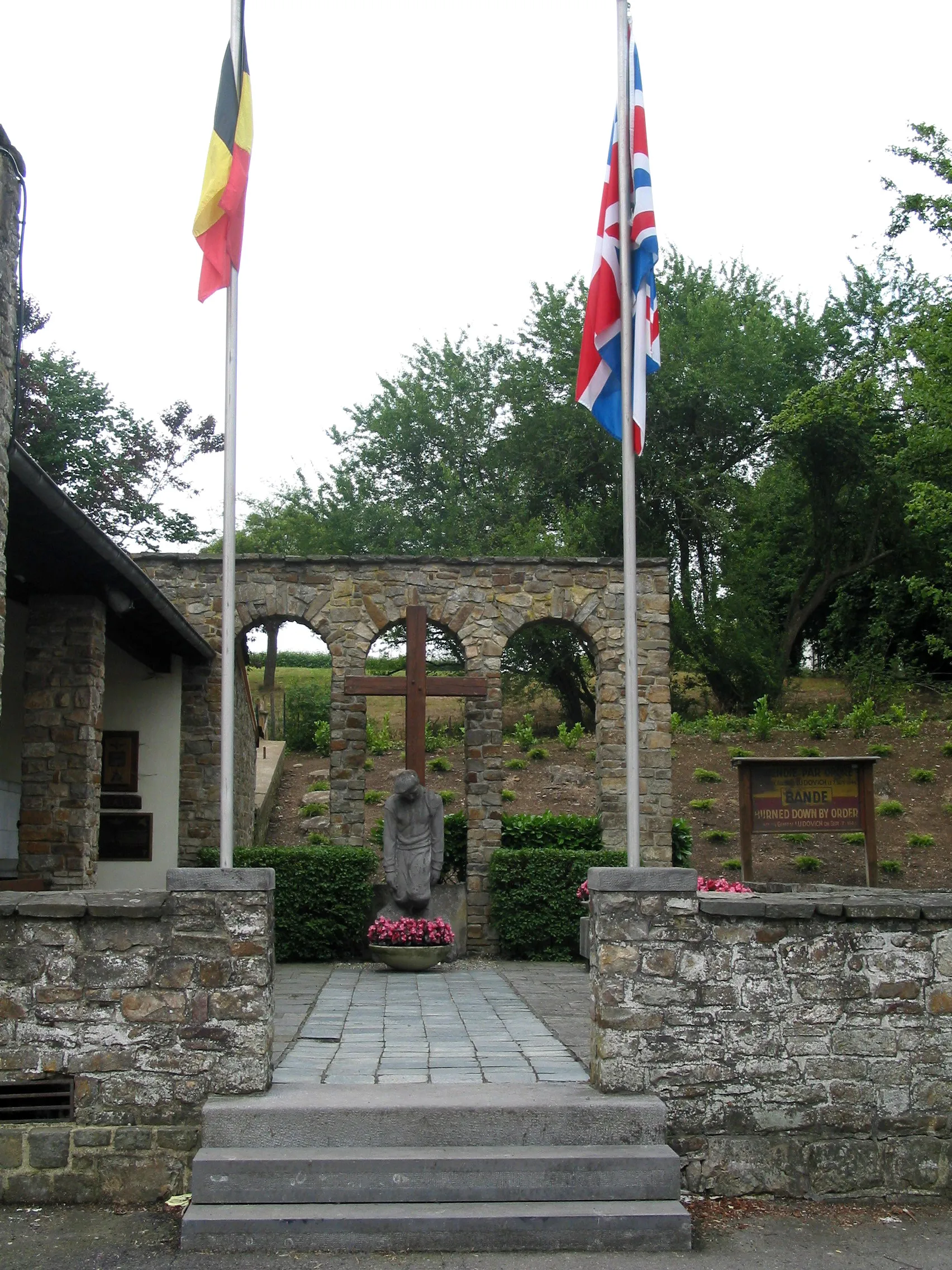 Photo showing: Memorial to the 34 belgians civilians murdered in the village by the nazis the 24th december 1944.