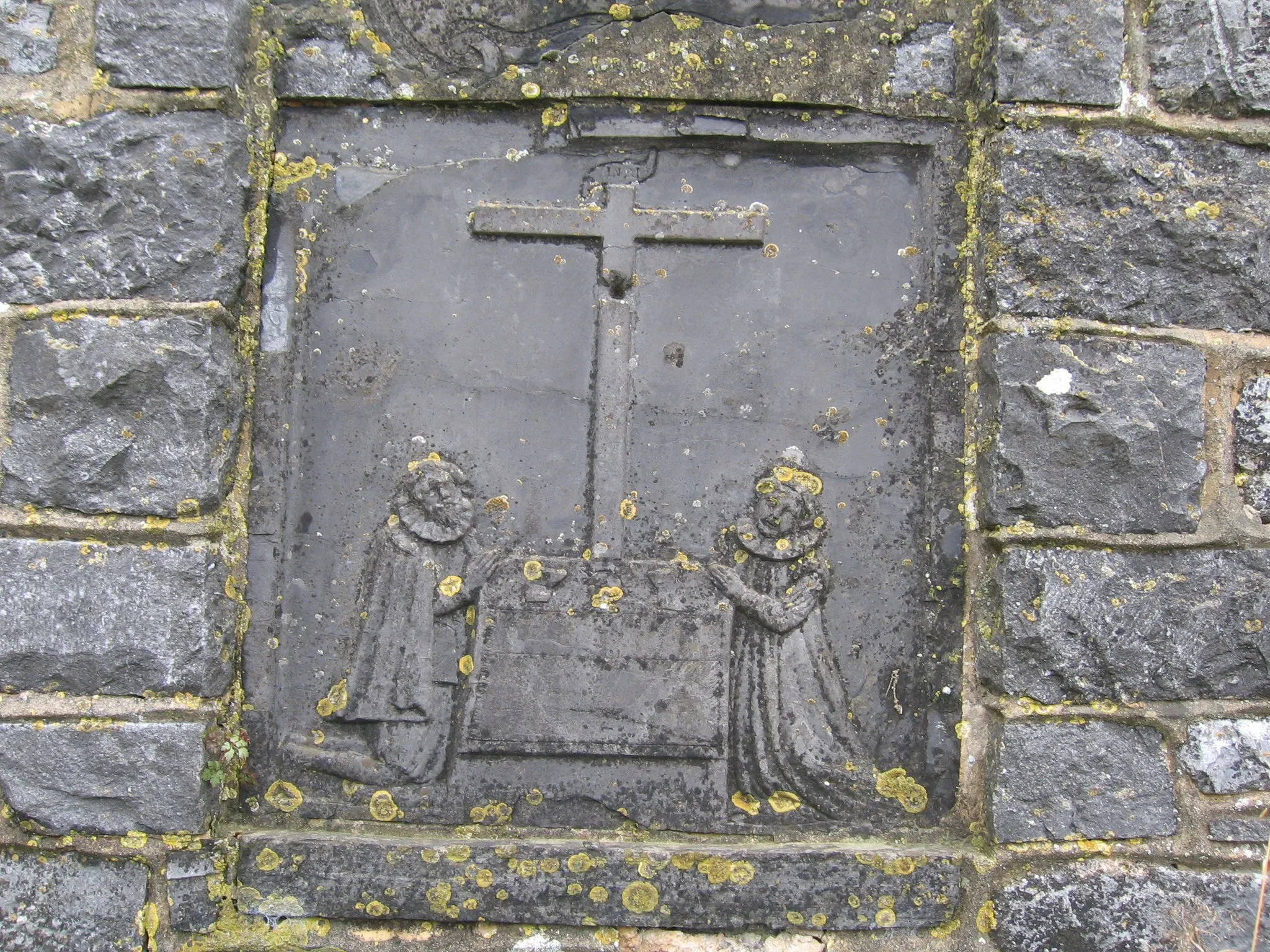 Photo showing: Croix, autel et bienfaiteurs dans un vieux mur (de la chapelle?) de Senenne, commune d'Anhée, près de Namur (Belgique).