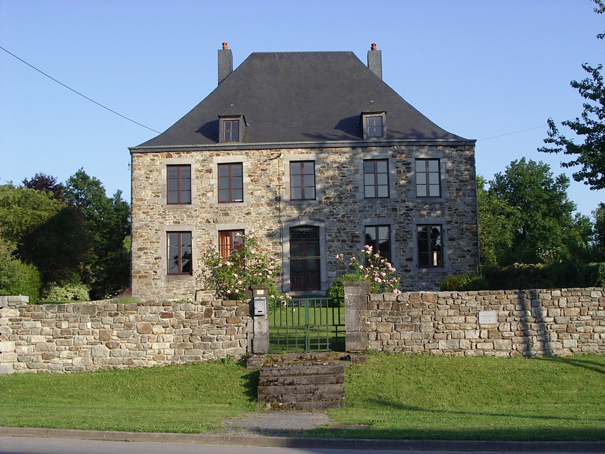 Photo showing: Ancien Presbytère vu de la chavée du Curée, à Hargnies , commune française, située dans le département des Ardennes de la région Champagne-Ardenne
