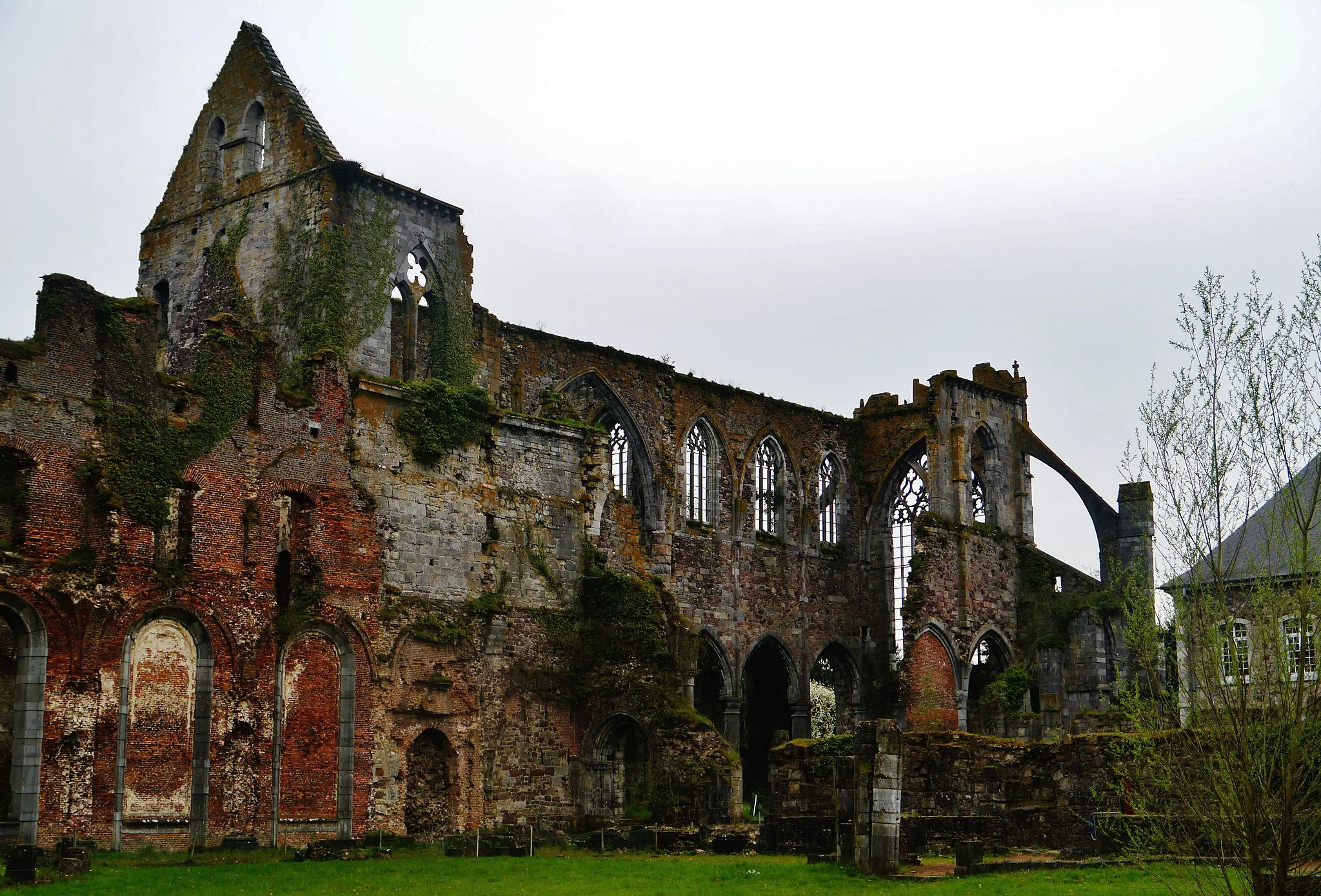 Photo showing: Ruins of Aulne Abbey, Thuin, Province of Hainaut, Wallonia, Belgium