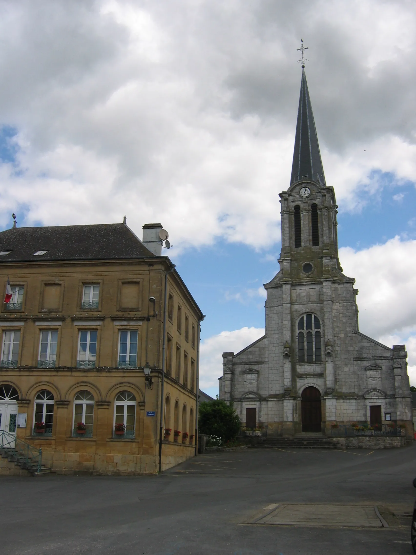 Photo showing: Place prioncipale Thin-le-Moutier Ardennes France
