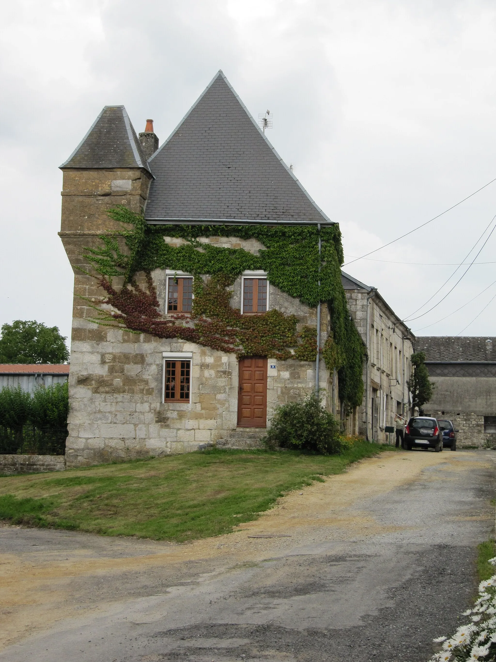 Photo showing: Maison de Jean Nicolas Pache ancien maire de Paris à Thin-le-Moutier Ardennes France photographiée en 2011