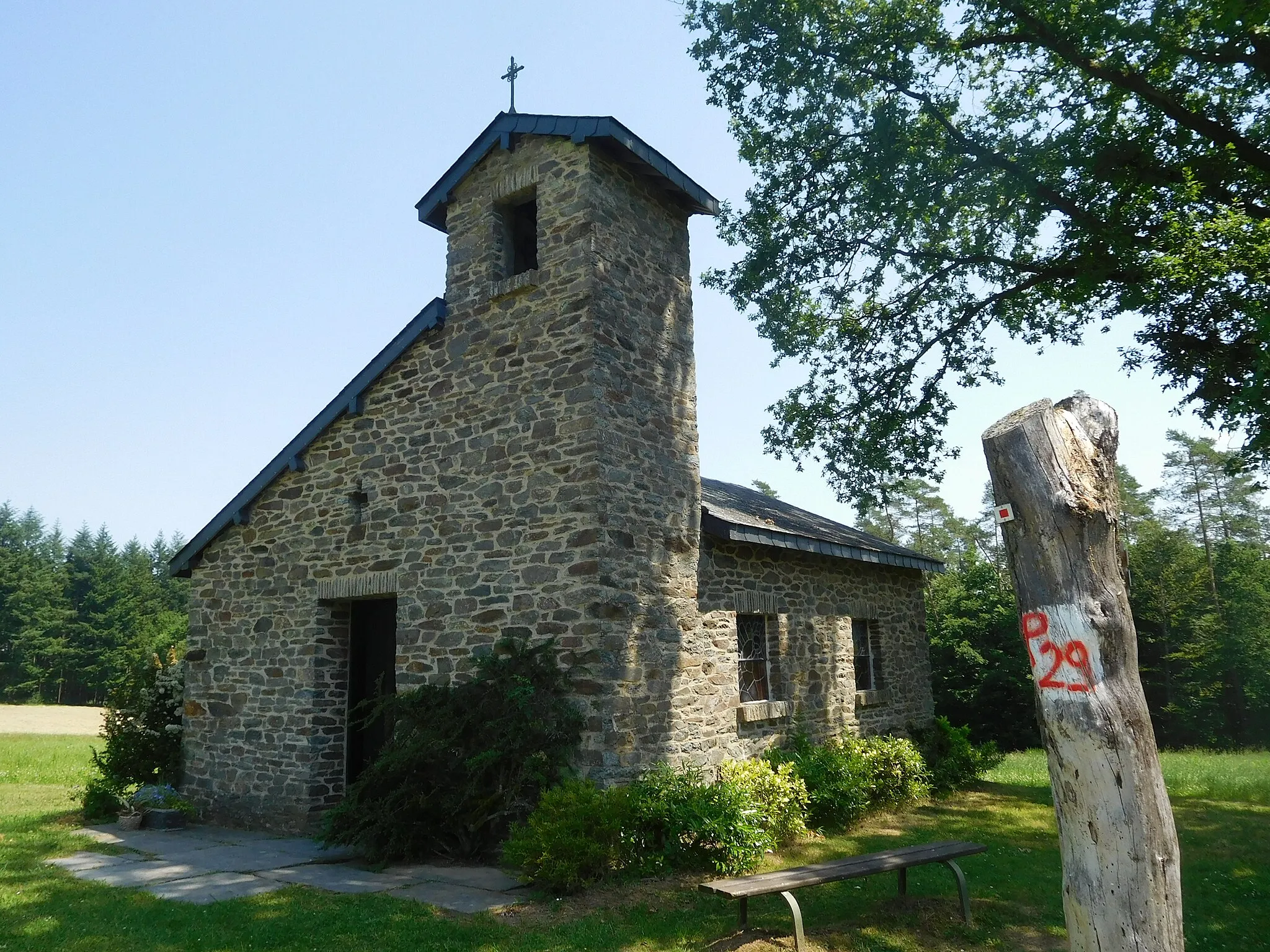 Photo showing: La chapelle du Frachis, à Orchimont, rappelle les martyrs de la Résistance belge (maquis des Ardennes) durant la Seconde guerre mondiale