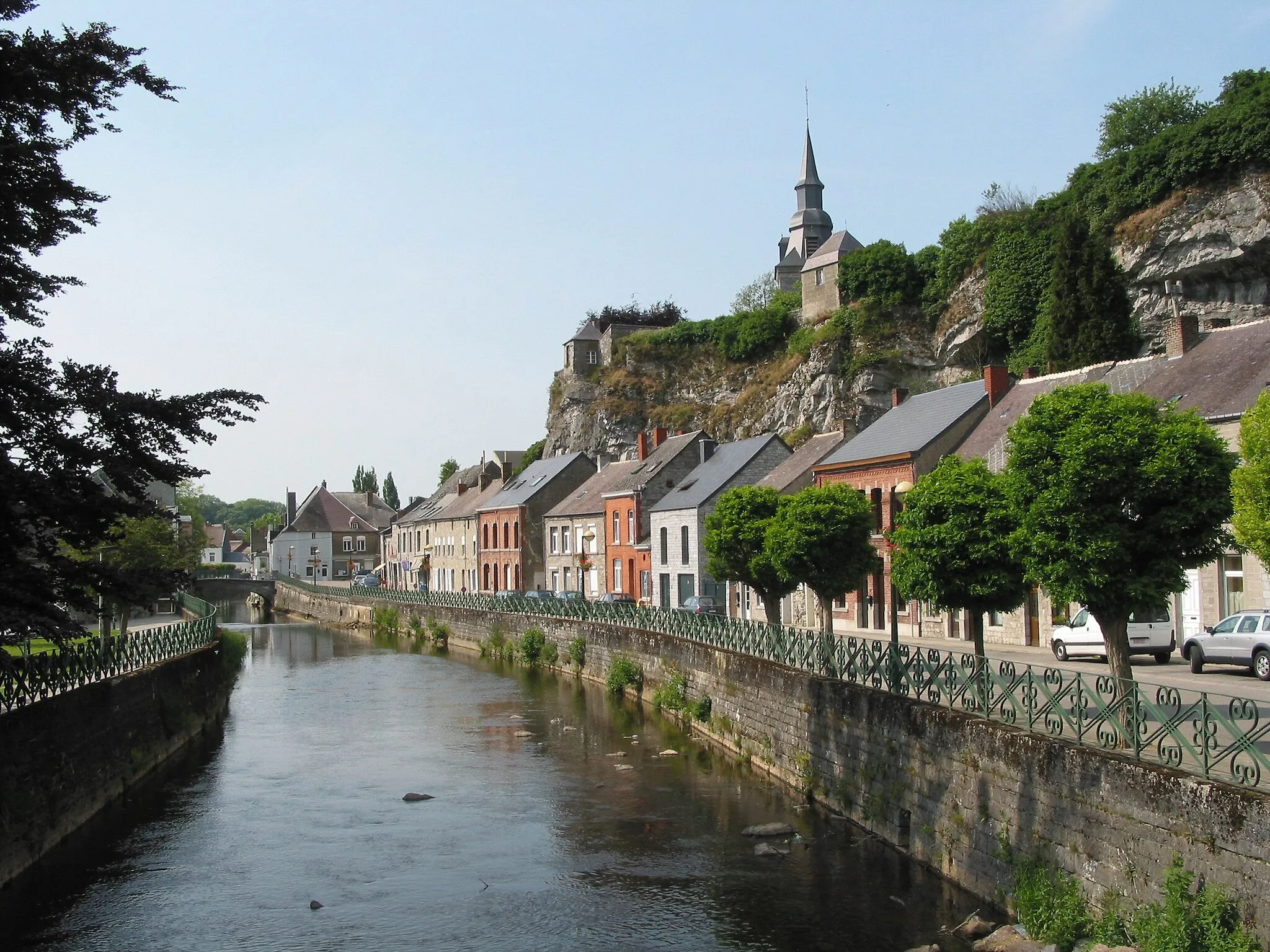 Photo showing: Couvin (Belgium), the "rue de la Falaise" alongside the Eau Noire river.