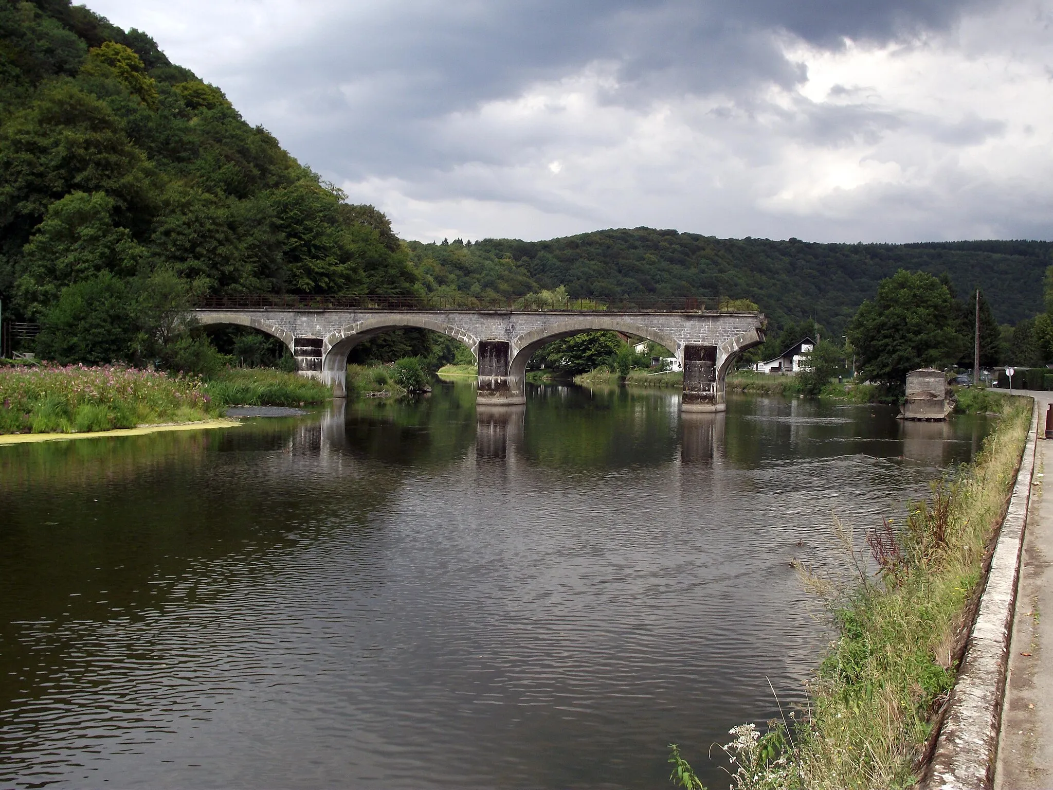 Photo showing: Old vicinal railway bridge over the semois river at Bohan. This bridge was opened in 1935 and destroyed at the end of the war 1944 and never rebuild.