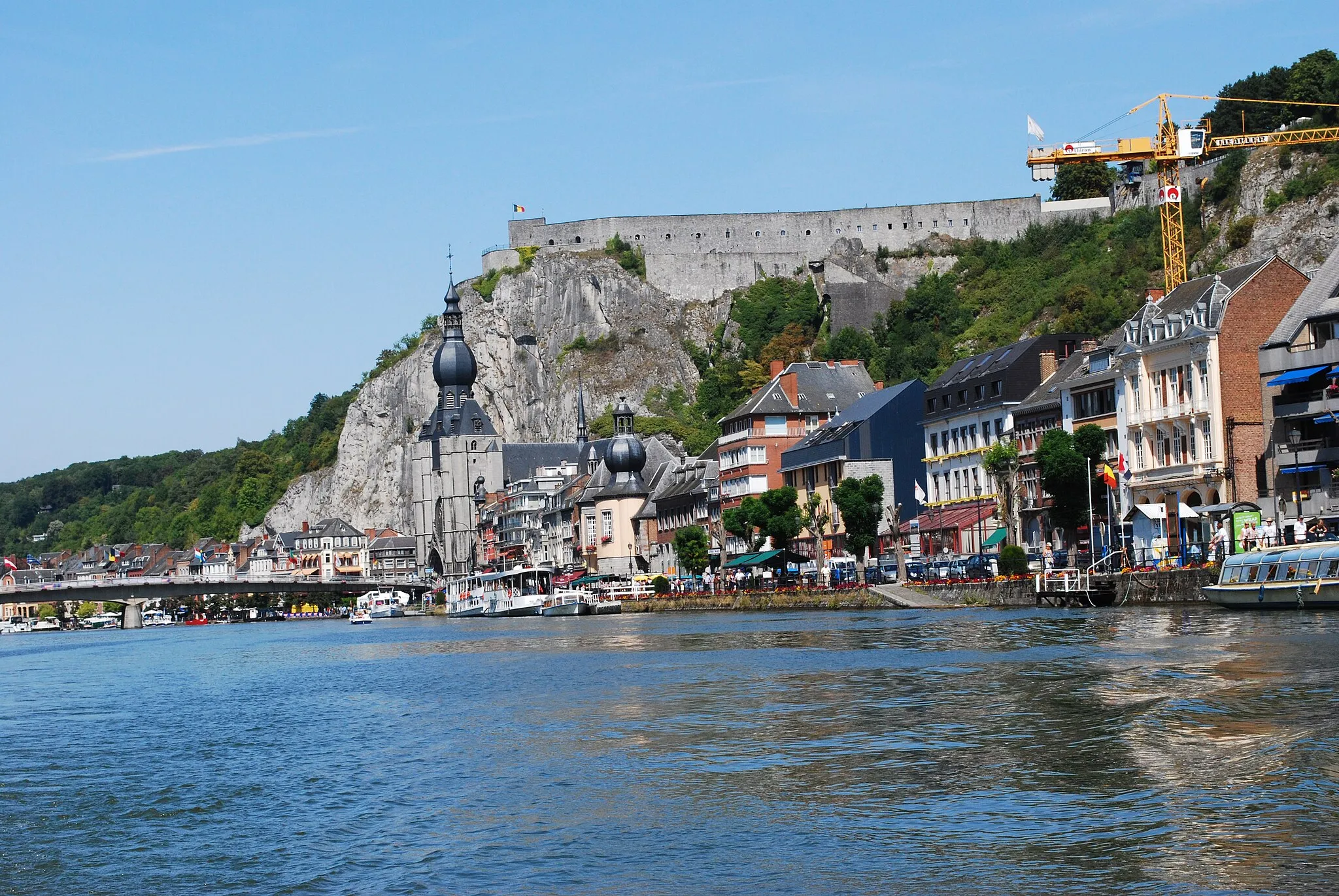 Photo showing: Dinant : la Meuse, rive droite, avenue Winston Churchill.