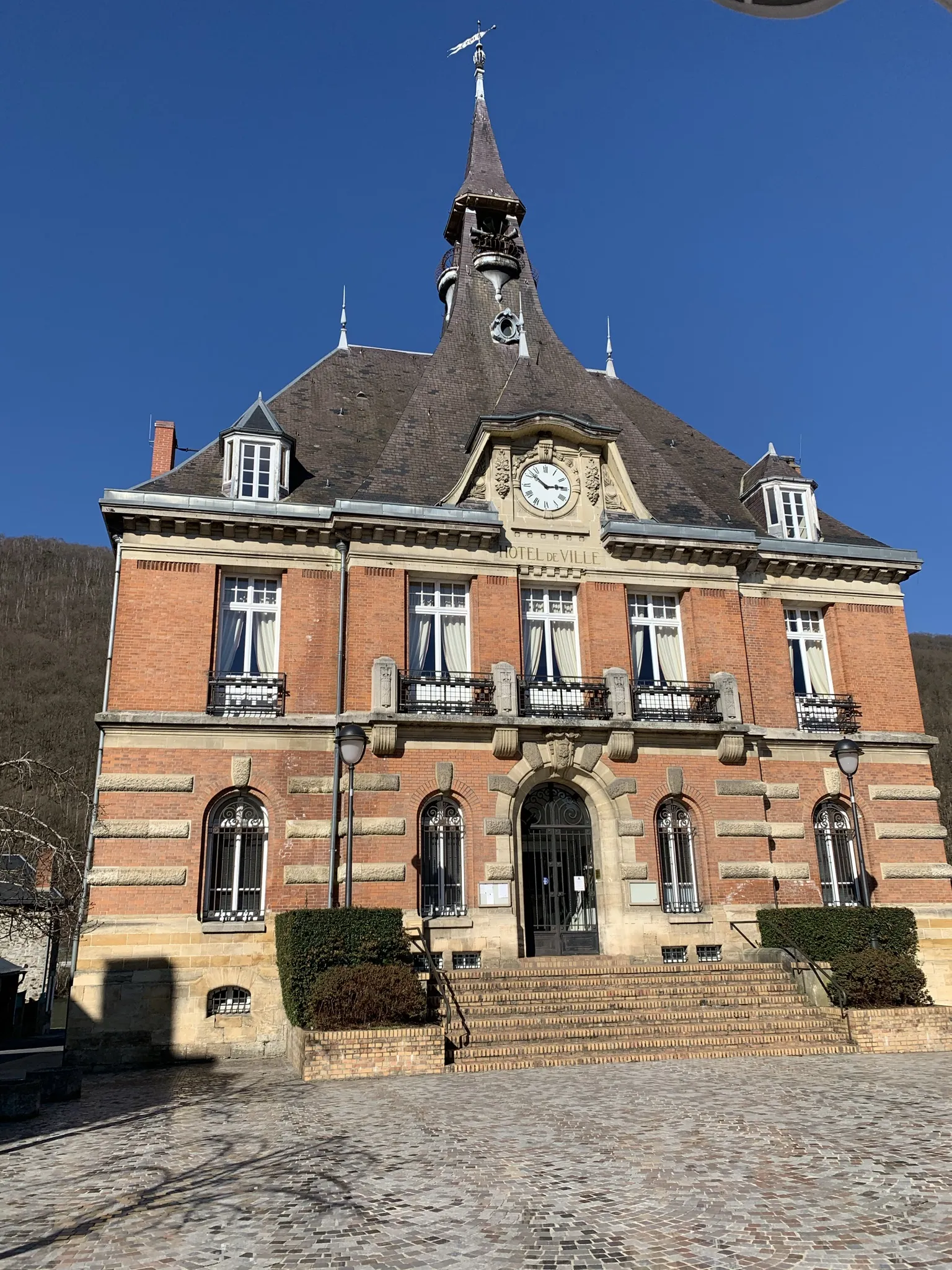 Photo showing: Hôtel de Ville actuel de la ville de Haybes, situé à l'emplacement de l'ancienne église, fut construit en 1923