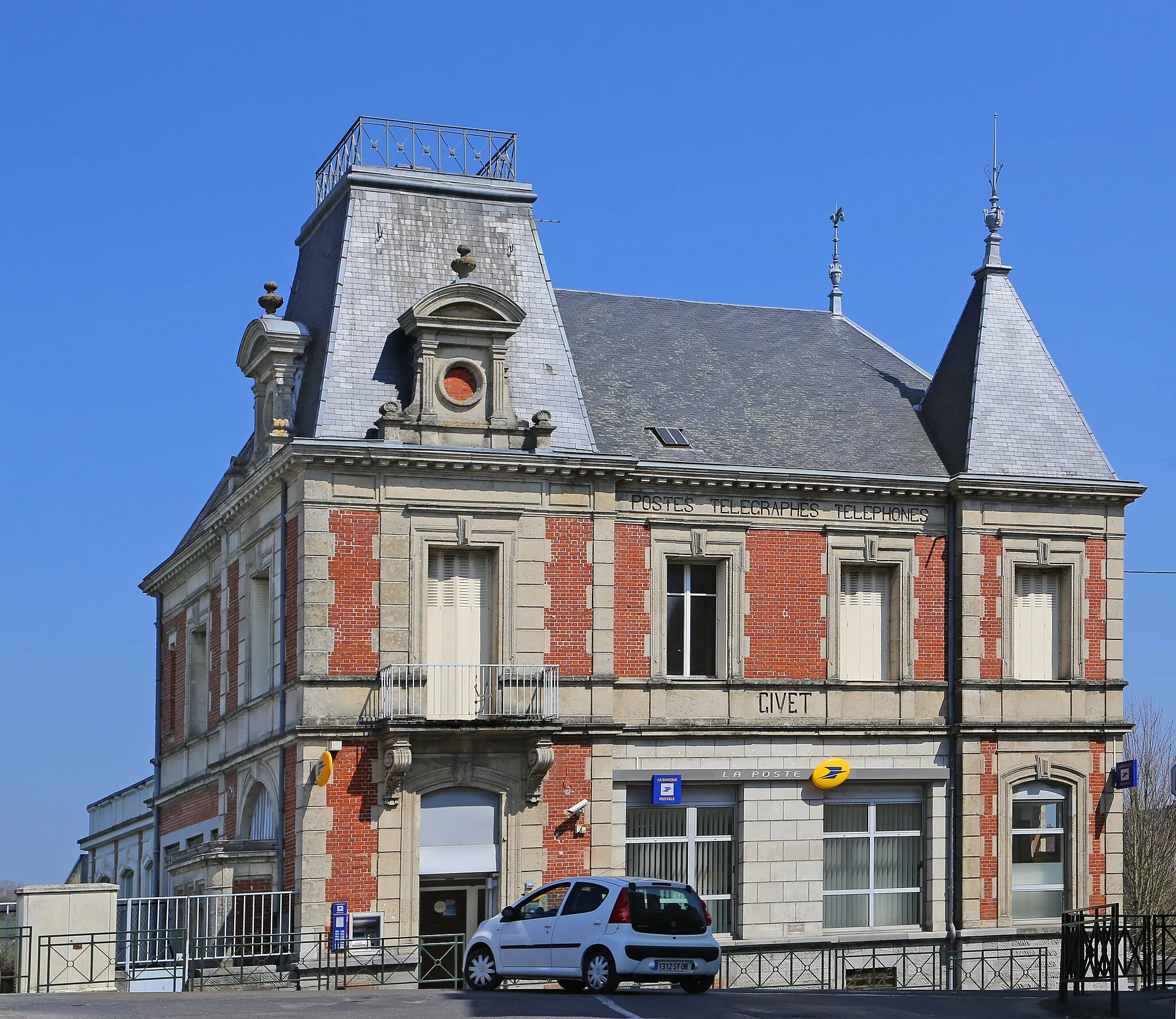 Photo showing: Givet (Ardennen, Frankreich): Postamt.
