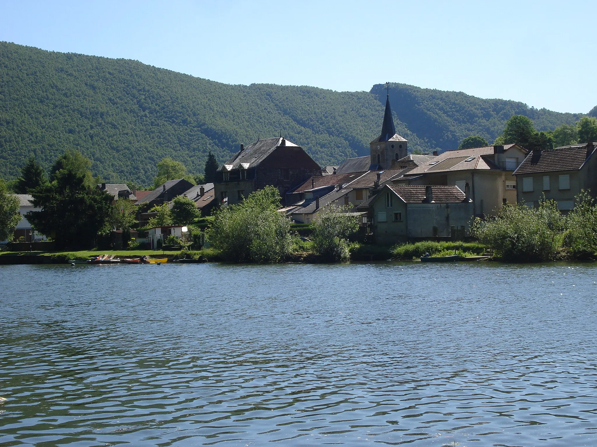 Photo showing: Vue sur Laifour (Ardennes, Fr); au fond: Les Dames de Meuse (rochers)