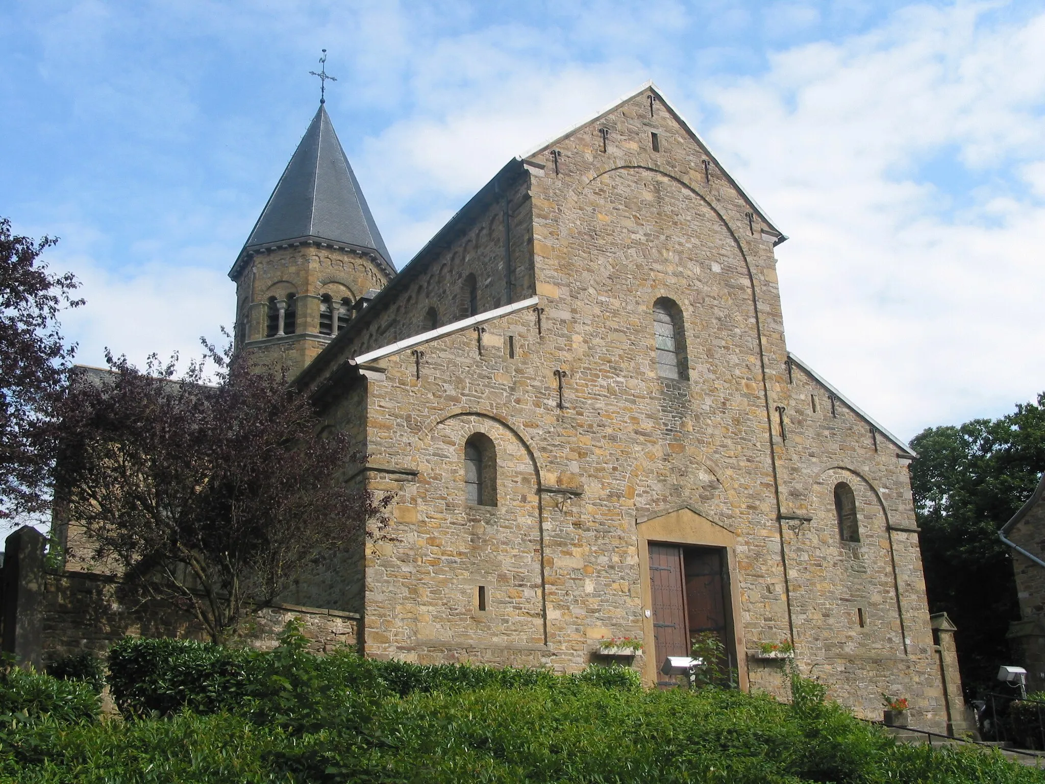 Photo showing: Saint-Séverin (Belgium), the church of Saints Peter and Paul (First half part of the XIIth century).