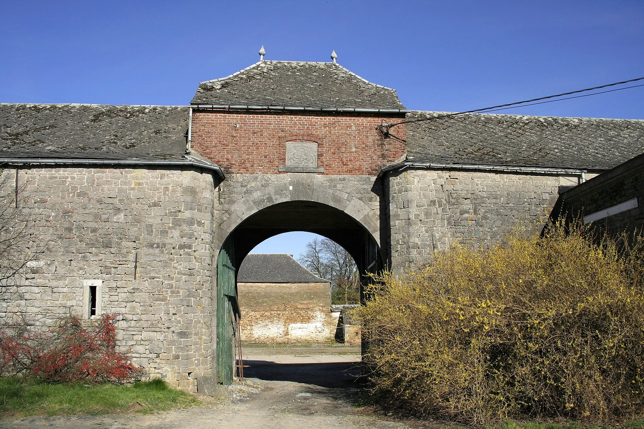 Photo showing: Buresse (Belgique), ferme condruzienne avec portail armorié.