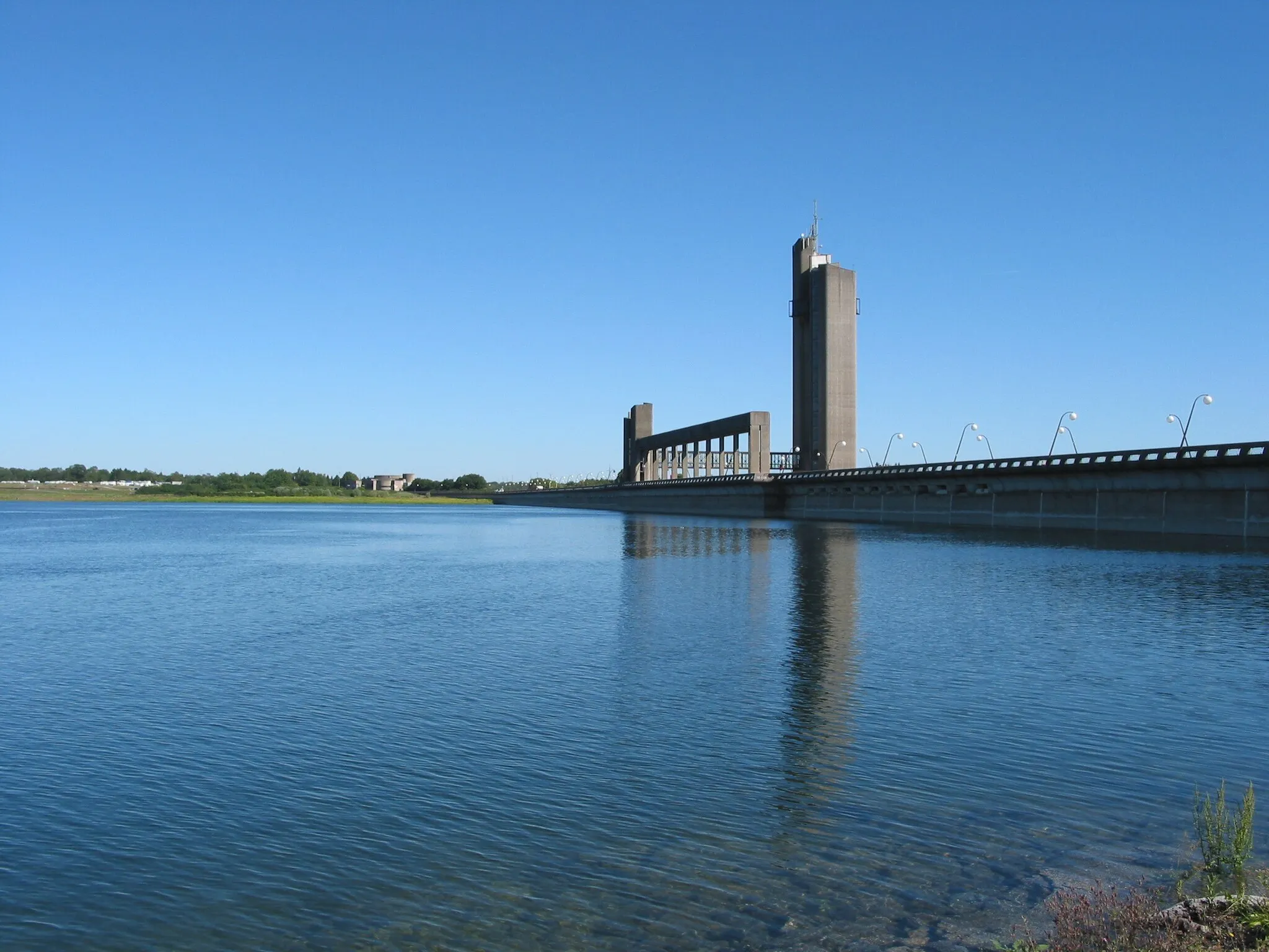 Photo showing: Boussu-lez-Walcourt (Belgium),  the Platte-Taille lake, the dam and the scenic tower.