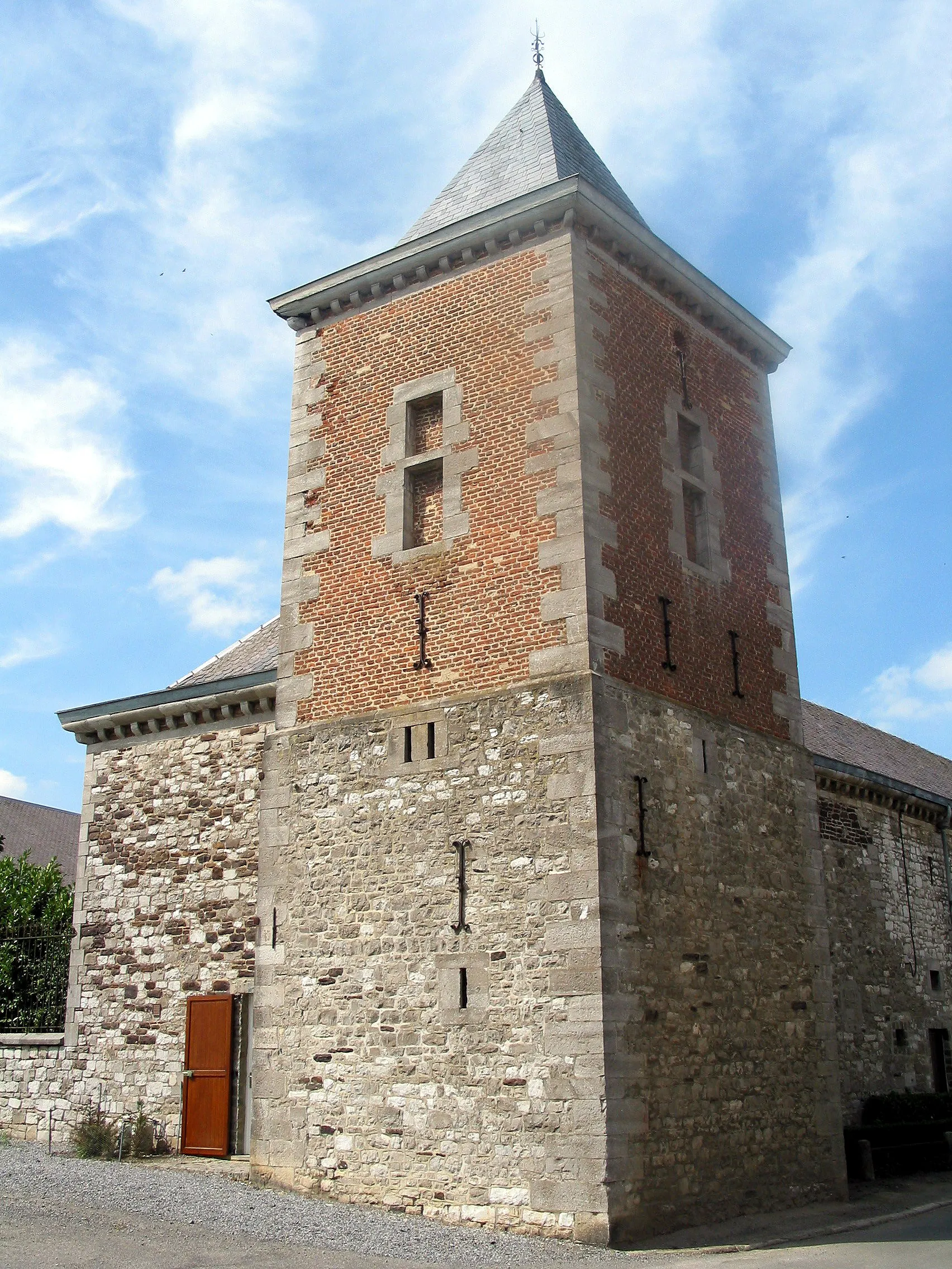 Photo showing: Bonneville (Belgique), tour sud du château (XVI/XVIIe siècles).