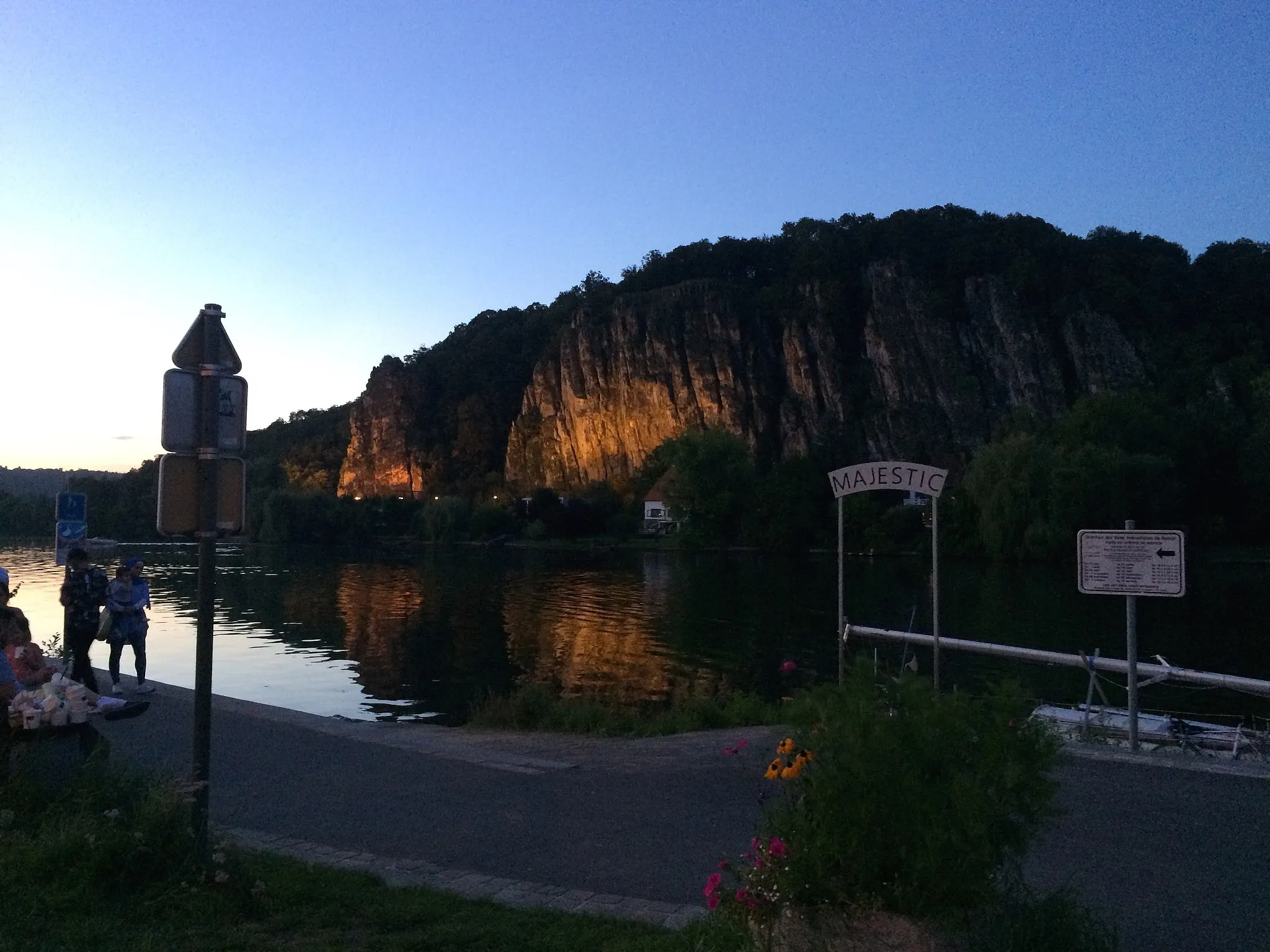Photo showing: The rockface across the Meuse river from Marche-les-Dames where Albert I of Belgium drew his last breath. Photograph taken in the starry twilight of 13 August 2021.