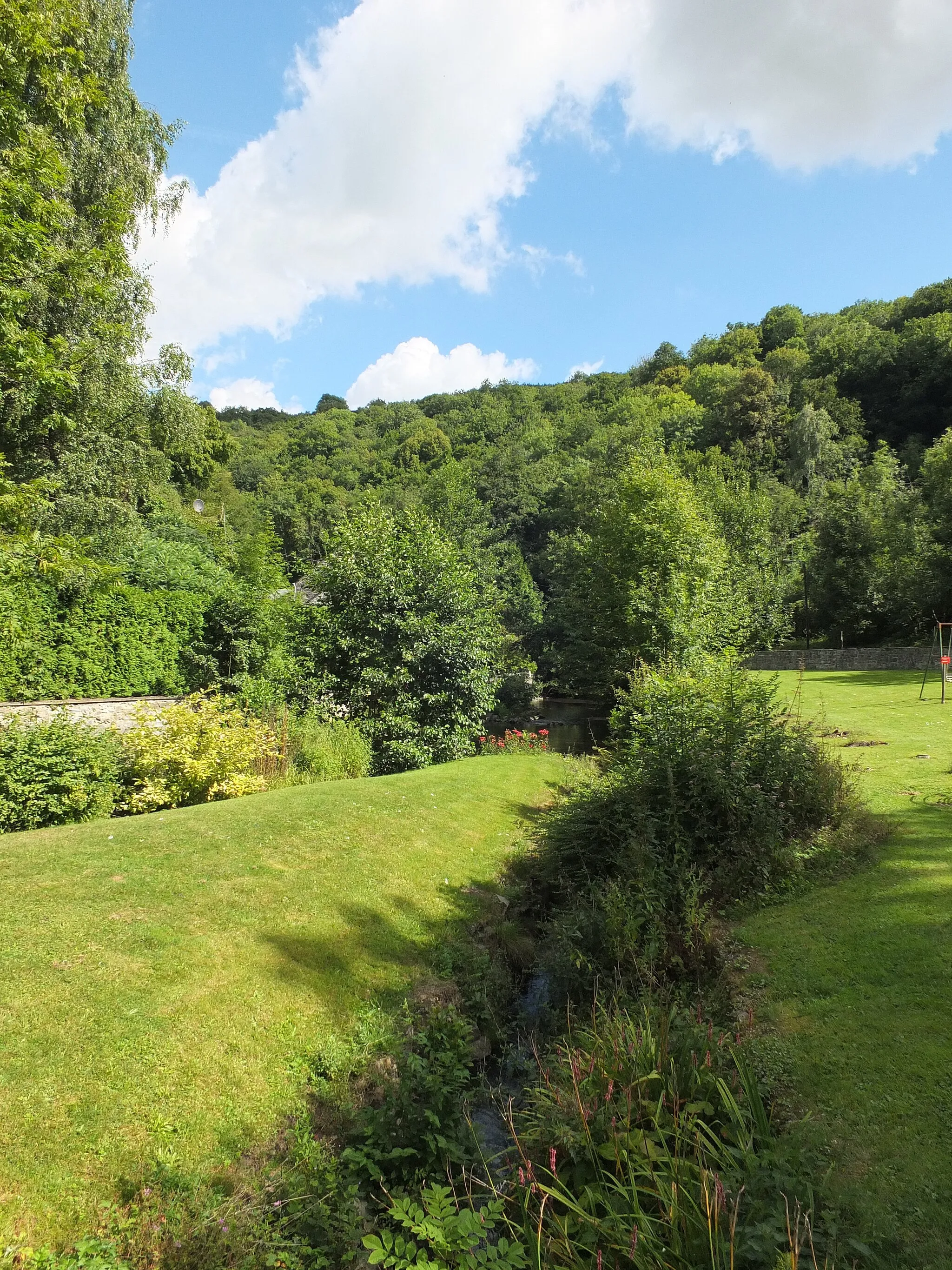 Photo showing: The valley of the river Samson in Goyet (Gesves), Wallonia, Belgium.