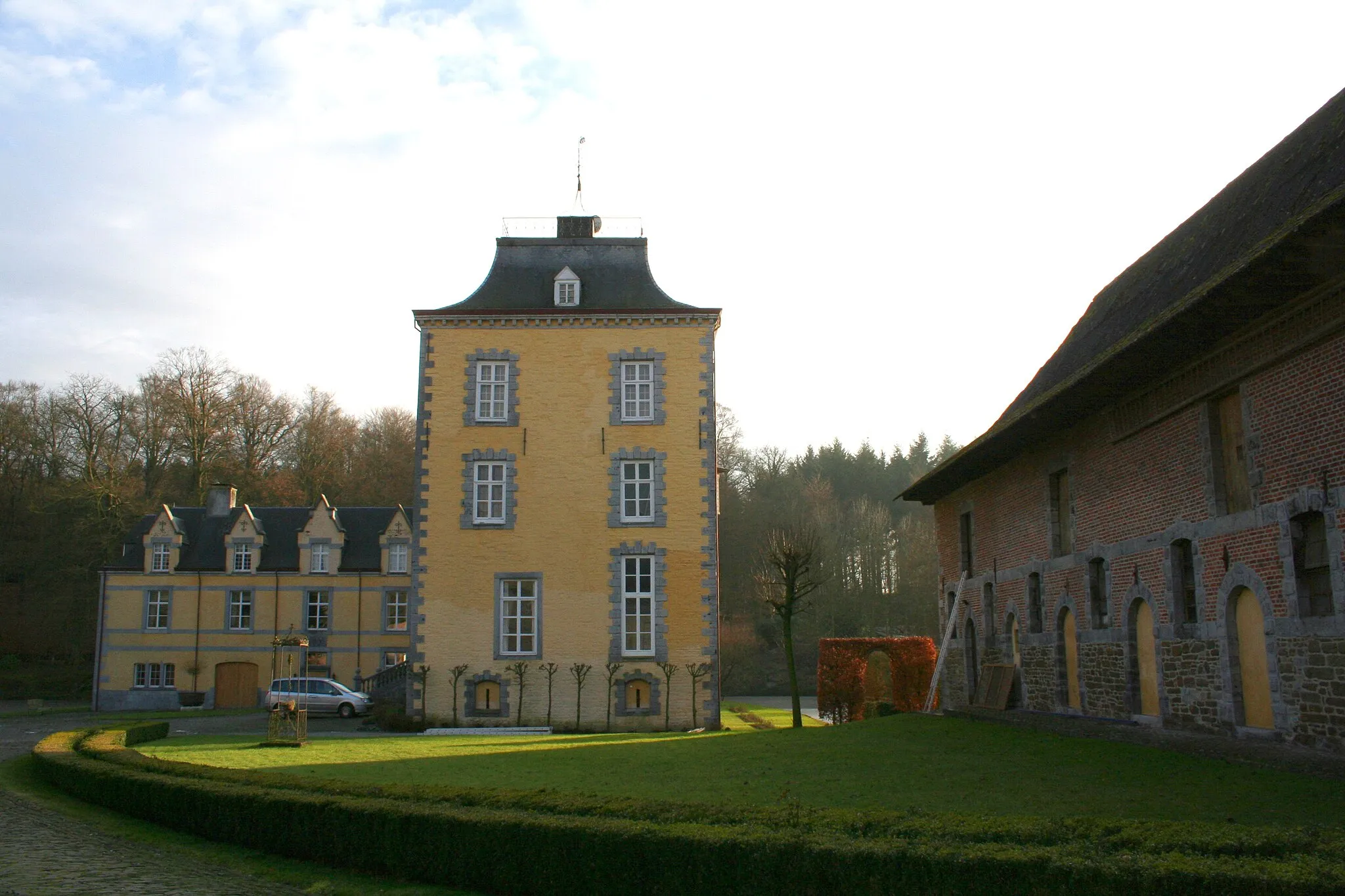 Photo showing: Haversin (Belgium), the castle and the stalls (XVIIth century).