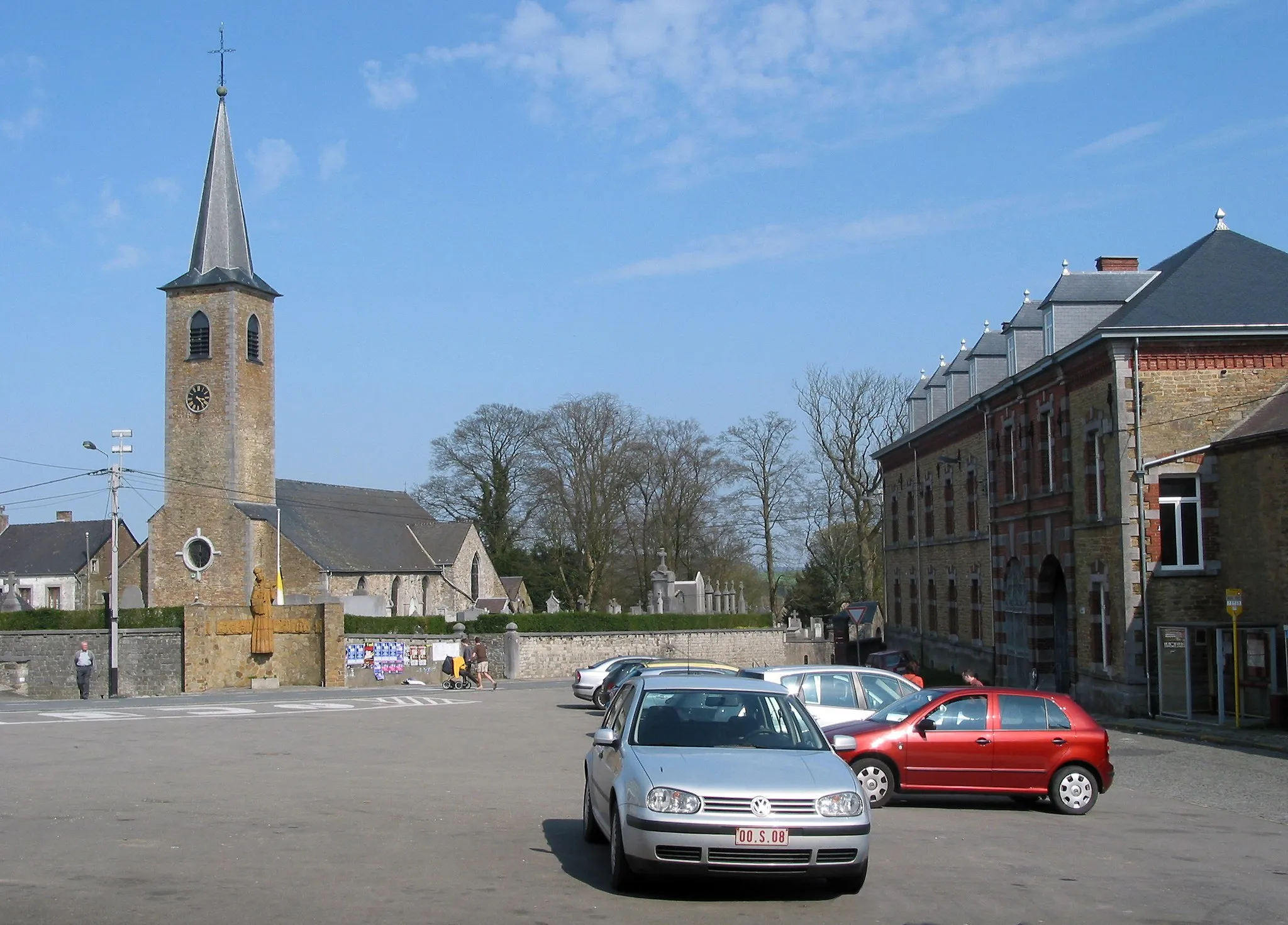 Photo showing: Lompret, Belgium ,  the Saint Stephen church (XVI/XVIIIth centuries) and the entrance of the "Brogne" abbey.