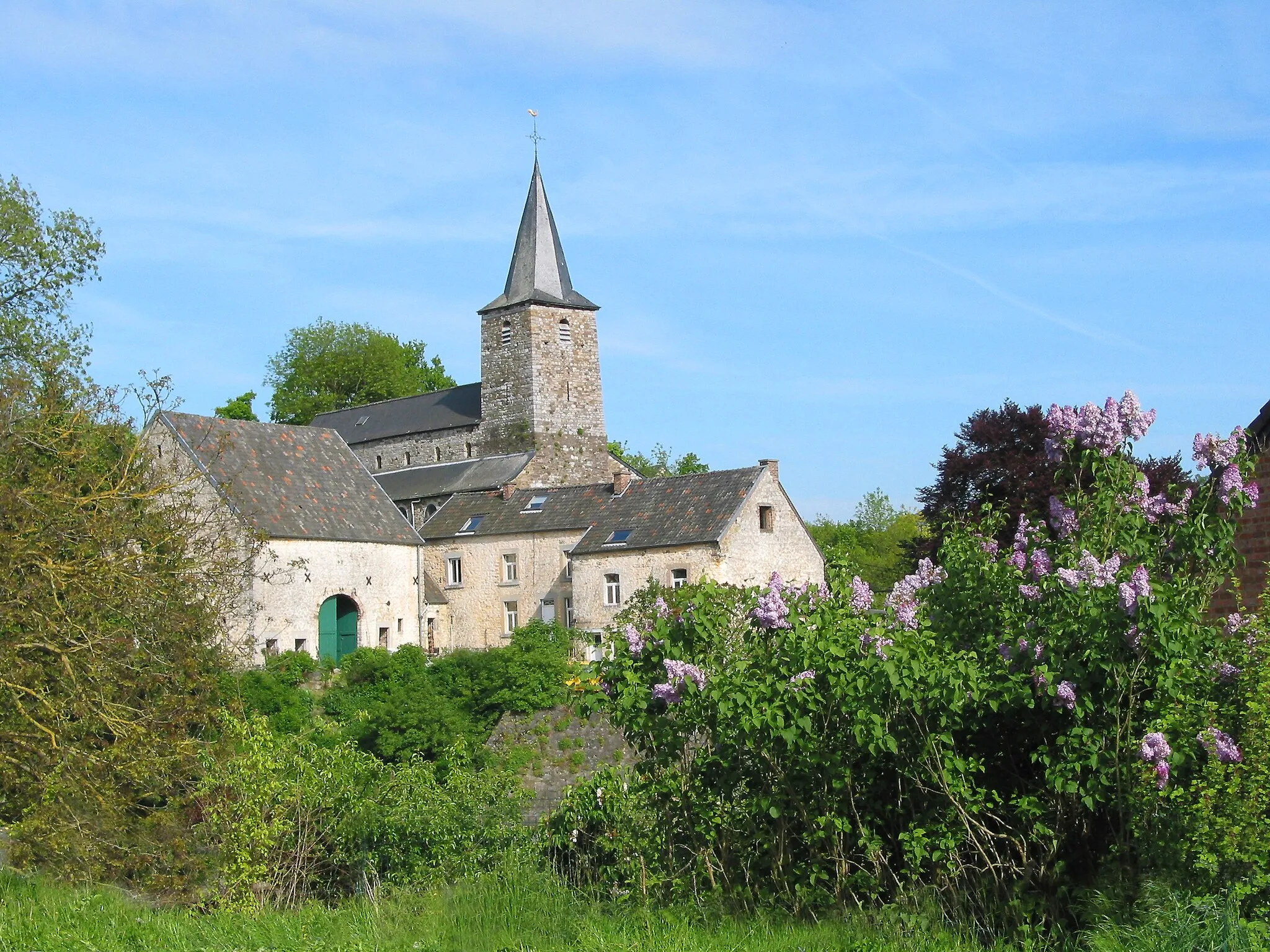 Photo showing: Strud (Belgium), the neighbourhood of the church of Notre-Dame-du-Mont-Carmel seen from the rue de Bonneville.